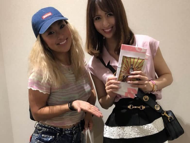 奥村美香さんのインスタグラム写真 - (奥村美香Instagram)「舞台、志村魂見に行きました！！ めちゃくちゃ面白かったです 💗 帰りに楽屋に行ってきました🤤 サトコさんにも撮ってもらえて嬉しい😂 けんさん、サトコさんありがとうございます😊 また飲みましょ👍🤤w #志村けん #志村魂 #面白い #安定 #楽屋 #めちゃくちゃ #お笑い#お盆 #最後の #思い出 #大好き #さしいれ」8月18日 23時38分 - okumura.mika