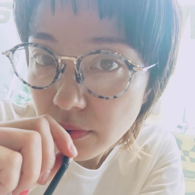 中越典子さんのインスタグラム写真 - (中越典子Instagram)「フ〜〜 連休で目一杯子供達と過ごし、ヘトヘトヘトヘトになりました。。。 さぁ、ぐっすり休んで明日からまた元気にいきましょ  ウルフカットにしました😜 お休みなさい  グナイですほし☆  #ウルフカット #ウルフマッシュ」8月18日 23時39分 - nakagoshi_noriko.official