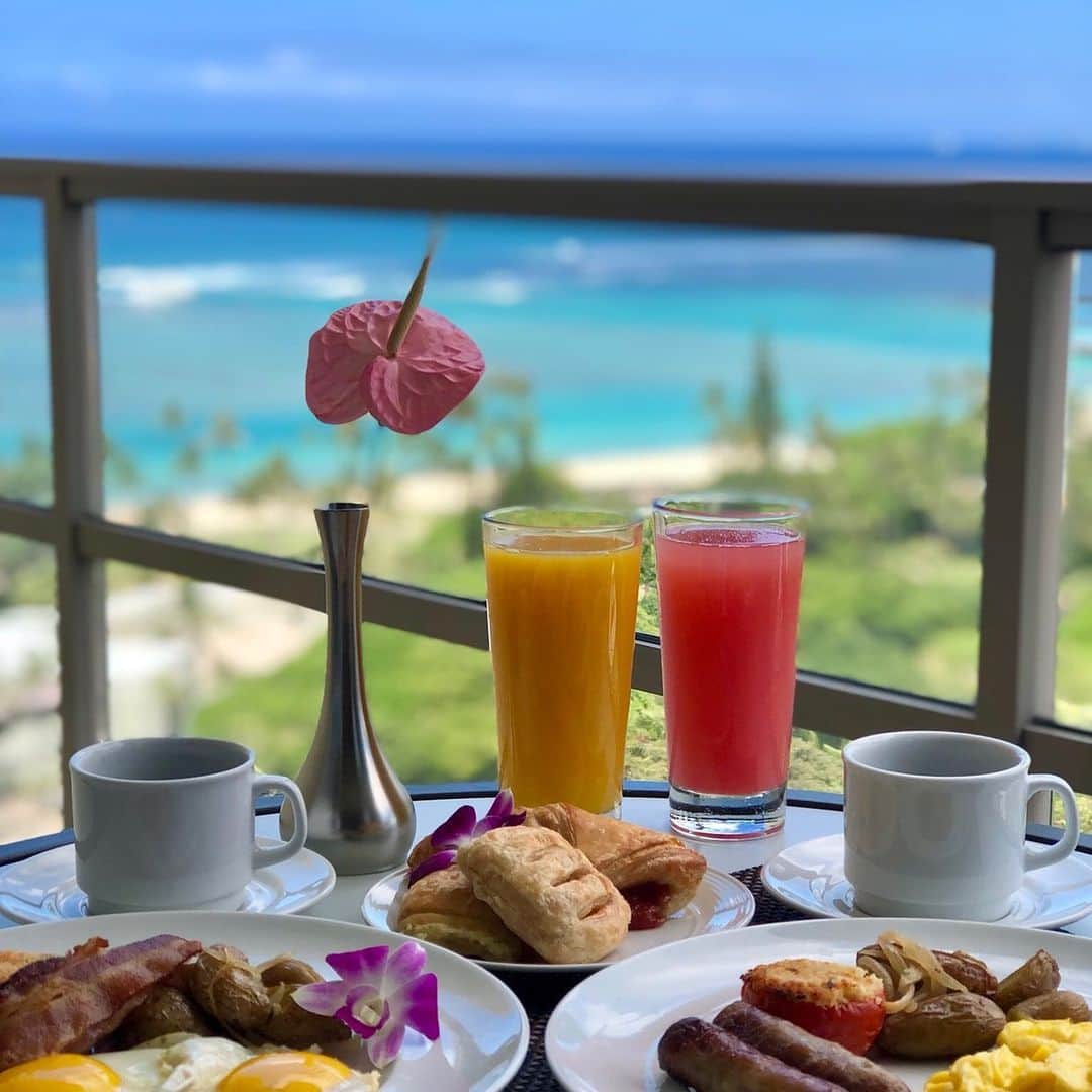 Trump Waikikiさんのインスタグラム写真 - (Trump WaikikiInstagram)「What is your pleasure...Breakfast in bed or on the lanai?  #trumpwaikiki #NeverSettle #roomservice #breakfast #Hawaiianvacation #fivestarhotelhonoulu #romancetravel #familytravel #multigenerationaltravel #roomwithaview #lethawaiihappen #visitoahu  ラナイで朝食はいかがですか？　 #トランプワイキキ #5つ星ホテル #ルームサービス #朝食 #ハワイアンバケーション #家族旅行」8月18日 23時40分 - trumpwaikiki