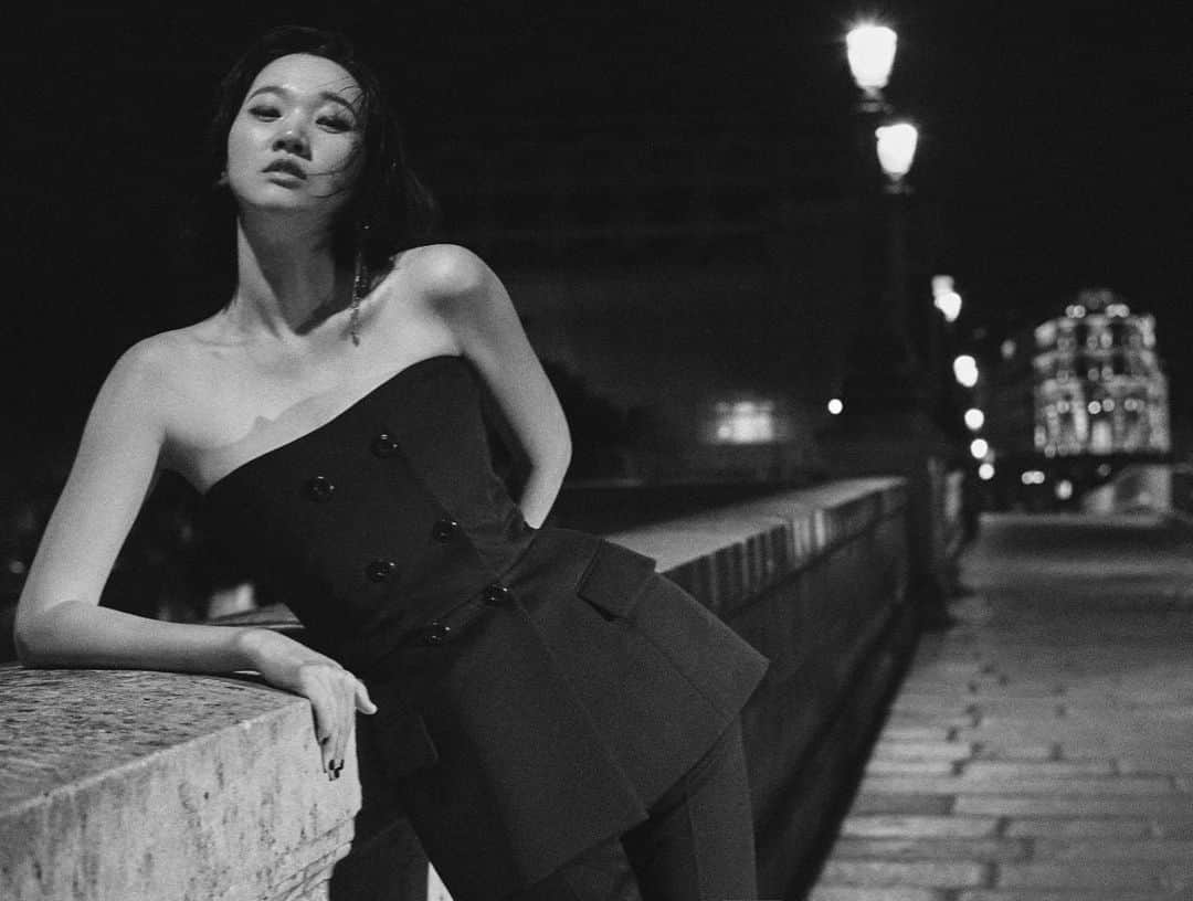 チャン・ユンジュのインスタグラム：「언제나 나는 파리에 편지를 부치는 감성으로  살고 있는 듯 하다. _ 많은 날들을 파리에서 지냈었다.  스무살 땐 한국대표로 파리에서 열리는  모델 세계대회에 나간 적이 있었고. 비비안웨스트우드가 서울에 왔을 때. 특별한 인연으로.  그 시즌 비비안웨스트우드 파리 컬렉션에 모델로 서게 됐으며.  한국 디자이너 ‘지혜가 파리에서 첫 오띄꾸뜨르를 열때. 한달간 모든 의상을 입고 피팅을 도와 주었던 적도 있었다. 2005년에는 파리를 주제로 #cmkm 이라는 여행책을  친구들과 출간 하면서. 나의 첫 음악 #Flyaway가 파리 여행 중에  탄생하기도 했었다.  _ 그리고 2008년 나의 1집 정규 앨범 타이틀 곡은  #파리에부친편지 이다. 그러고보니 신혼여행도 파리로 왔었구나. 이처럼 파리는 내게 추억과 사랑의 기억들로 가득하다. 💌 _ #midnightinparis  #septemberissue @singlesmagazine」
