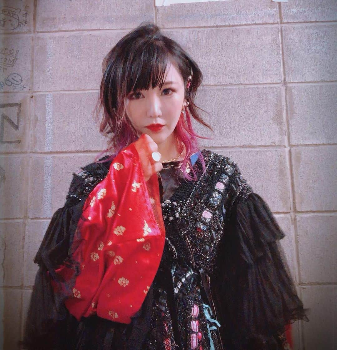 大森靖子さんのインスタグラム写真 - (大森靖子Instagram)「毎日音楽しかすることない〜 私にとっての音楽は君にとってのなになのかな、それがずっと輝きますように  25/47 長野CLUB JUNK BOX 19.8.18  ロックンロールパラダイス ミッドナイト清純異性交遊 みっくしゅじゅーちゅ VOID(高速) JUSTadICE draw (A) drow 7:77 Re: Re: Love 愛してる.com 新宿 即興(弾語り family name(弾語り ノスタルジックJ-POP(弾語り キラキラ(弾語り わたしみ(鍵盤 カメダタク きもいかわ 死神 流星ヘブン あまい TOKYO BLACK HOLE 音楽を捨てよ、そして音楽へ LOW hAPPYENDROLL --少女のままで死ぬ-- オリオン座(合唱アンコール 絶対彼女(M ver.  #大森靖子シンガイアツアー」8月18日 23時44分 - omorimori