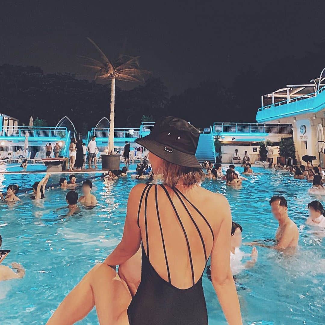 のインスタグラム：「𝐍𝐈𝐆𝐇𝐓 𝐏𝐎𝐎𝐋𝐒🌴 . #nightpools #nightpool #hotelnewotanitokyo #pools #anelatokyo #allege #buckethat」