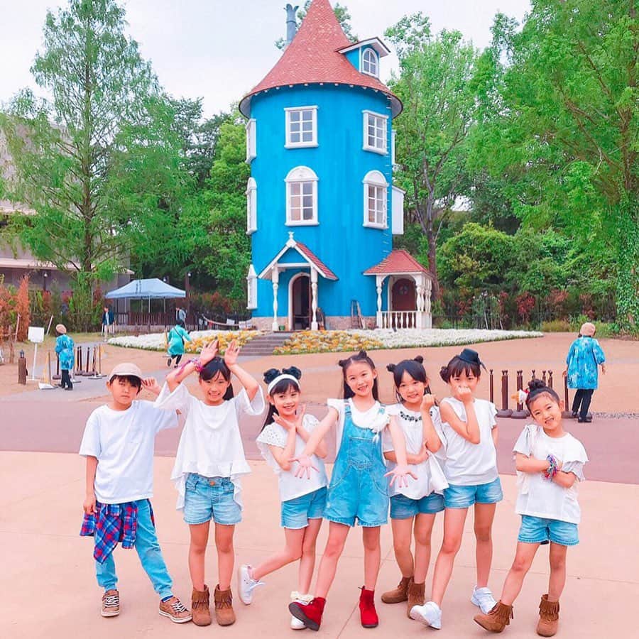 megumi matsuoさんのインスタグラム写真 - (megumi matsuoInstagram)「★★★ ムーミンバレーパーク @moominvalleypark ⁑ エンマ劇場で行われている 「たのしいムーミン一家 春のはじまり」の劇中歌 『雲にのれたら』のダンスが公開されてます ムーミンたちと一緒にキッズトーンのみんな @smekidstone で踊りました♥︎ ⁑ ダンスのフルバージョン、キャラクターごとのポーズもあるので、詳しくはHPを観てみてねー↓↓ https://metsa-hanno.com/lp/kumoninoretara/ #みんなで踊ろう ⁑ #サラミラ#小学生#女の子#js2#js3#girl#キッズ#キッズモデル#キッズトーン#トーンキッズ #kids#kidsmodel#kidstone#ムーミン#ムーミンバレーパーク#エンマ劇場#雲にのれたら#ダンス#youtube#sme#いい思い出#happy#smile#感謝」8月18日 23時47分 - sara_mira_