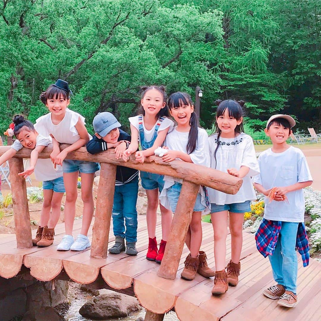 megumi matsuoさんのインスタグラム写真 - (megumi matsuoInstagram)「★★★ ムーミンバレーパーク @moominvalleypark ⁑ エンマ劇場で行われている 「たのしいムーミン一家 春のはじまり」の劇中歌 『雲にのれたら』のダンスが公開されてます ムーミンたちと一緒にキッズトーンのみんな @smekidstone で踊りました♥︎ ⁑ ダンスのフルバージョン、キャラクターごとのポーズもあるので、詳しくはHPを観てみてねー↓↓ https://metsa-hanno.com/lp/kumoninoretara/ #みんなで踊ろう ⁑ #サラミラ#小学生#女の子#js2#js3#girl#キッズ#キッズモデル#キッズトーン#トーンキッズ #kids#kidsmodel#kidstone#ムーミン#ムーミンバレーパーク#エンマ劇場#雲にのれたら#ダンス#youtube#sme#いい思い出#happy#smile#感謝」8月18日 23時47分 - sara_mira_