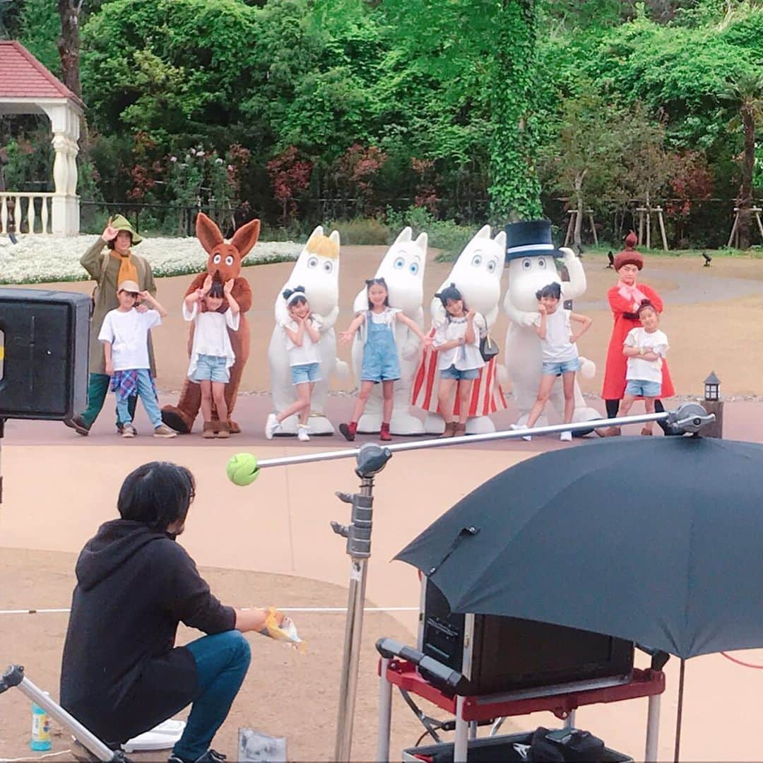 megumi matsuoさんのインスタグラム写真 - (megumi matsuoInstagram)「★★★ ムーミンバレーパーク @moominvalleypark ⁑ エンマ劇場で行われている 「たのしいムーミン一家 春のはじまり」の劇中歌 『雲にのれたら』のダンスが公開されてます ムーミンたちと一緒にキッズトーンのみんな @smekidstone で踊りました♥︎ ⁑ ダンスのフルバージョン、キャラクターごとのポーズもあるので、詳しくはHPを観てみてねー↓↓ https://metsa-hanno.com/lp/kumoninoretara/ #みんなで踊ろう ⁑ #サラミラ#小学生#女の子#js2#js3#girl#キッズ#キッズモデル#キッズトーン#トーンキッズ #kids#kidsmodel#kidstone#ムーミン#ムーミンバレーパーク#エンマ劇場#雲にのれたら#ダンス#youtube#sme#いい思い出#happy#smile#感謝」8月18日 23時47分 - sara_mira_