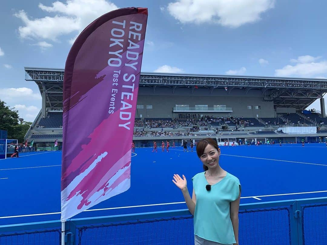 内田嶺衣奈さんのインスタグラム写真 - (内田嶺衣奈Instagram)「昨日は、さくらジャパンの取材で大井ホッケー競技場へ✨  東京大会本番でも使われる会場です！ 昨日がこけらおとしでした✨✨ 選手たちも、実際の会場で試合をすると実感が湧いてくると話していました☺️ 人工芝のブルーが本当に鮮やかで、 とてもステキでした✨  昨日はインドとの試合に惜しくも破れたさくらジャパンですが、 同じ場所で練習などが出来るのはきっとプラスだと思いますし、 1年後にさくらジャパンの勢いを繋げて欲しいです✨  昨日はかなりの暑さの中での試合。。 会場ではさまざまな暑さ対策が行われていました！ 設置されていたミスト。 涼しい〜🤤🎐⛲️ #女子ホッケー #さくらジャパン #河村元美 選手 #インタビューさせて頂きありがとうございました😊 #暑さ対策 #ミストの威力👏」8月18日 23時49分 - reina.uchida