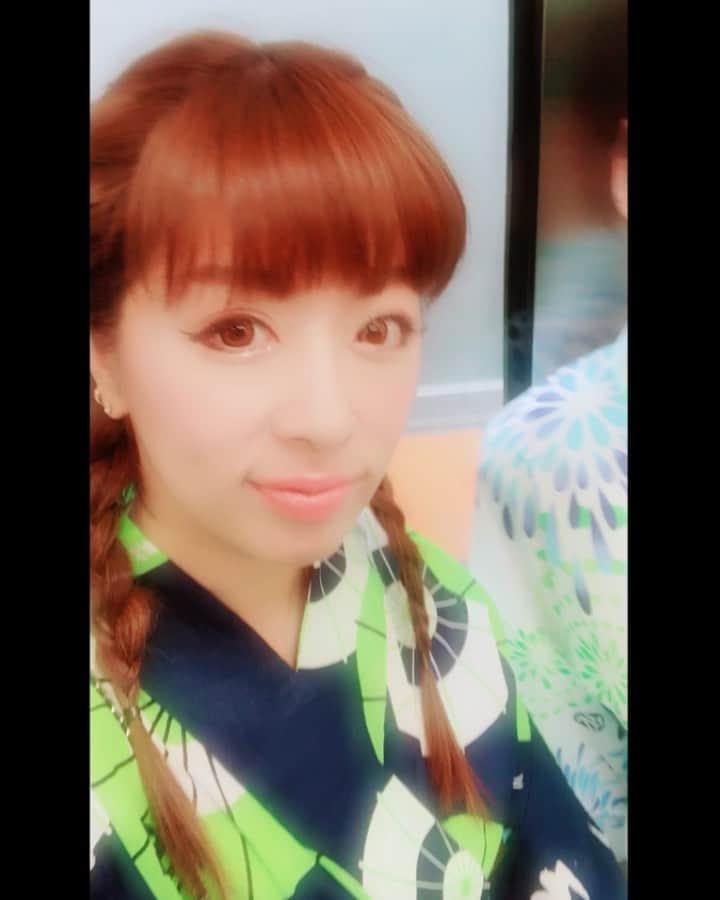 野崎鮎のインスタグラム：「大好きな親友ゆうきちゃんと神宮球場へヤクルトスワローズの浴衣でデート♥️ 東京ヤクルト🆚中日 暑かったけど時々吹く風が心地良い🥴 スワローズ勝ったし花火も見れたし楽しい1日♥️ 夢中になれる事があって大好きな場所があるって幸せね♥️ 愛おしい人と過ごす時間♥️ 楽しい時間をありがとう♥️ #東京ヤクルトスワローズ #ヤクルトスワローズ #swallows #東京音頭 #すわほー #えみふる  #野球観戦 #baseball #つば九郎 #ドアラ #浴衣 #夏 #夏の思い出 #花火 #大好きな人 と #大好きな場所 #神宮球場 #summer #bestfriend #dayoff #happytime #happyday #goodday #happy #thankyou #hairstyle #編み込み #想いは届く #願いは叶う ✨ #愛しい人 ♡」