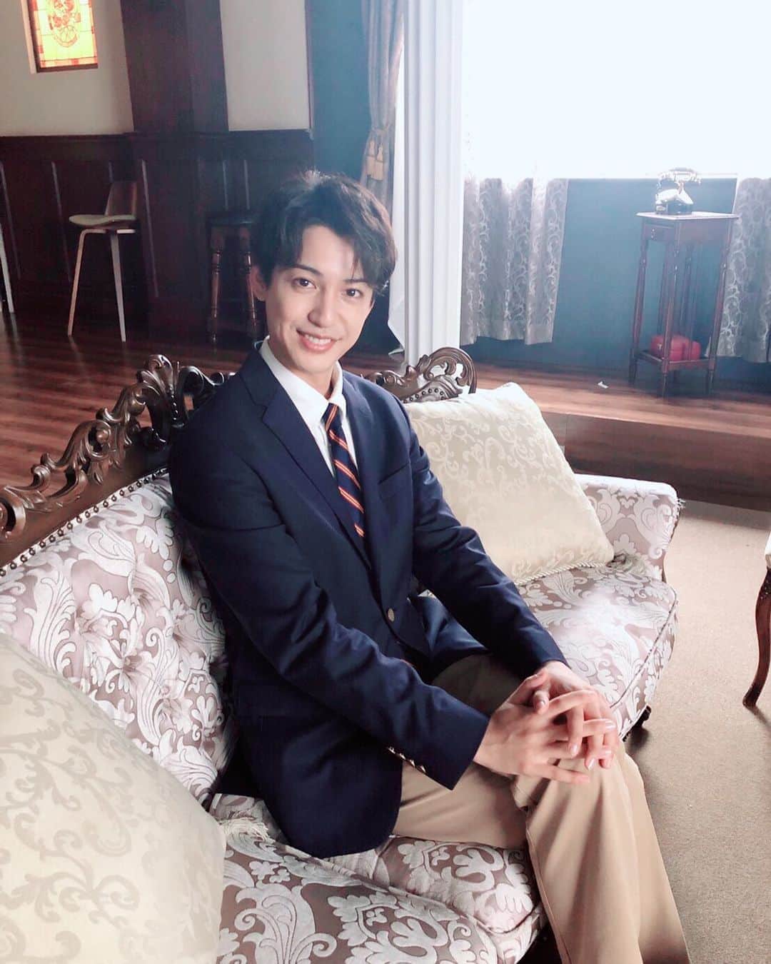 のインスタグラム：「#ベビーシッターギン 第8話 今回はギンちゃんがお父様と仲違いした過去が出てきました。この格好と髪型してると、ちゃんと若く見えるもんですね(笑)ちなみに爪はとり忘れて綺麗なまんま(笑) 衣装は#ブルックスブラザーズ ✨ @brooksbrothersjapan  @brooksbrothers #BrooksBrothersTokyo」