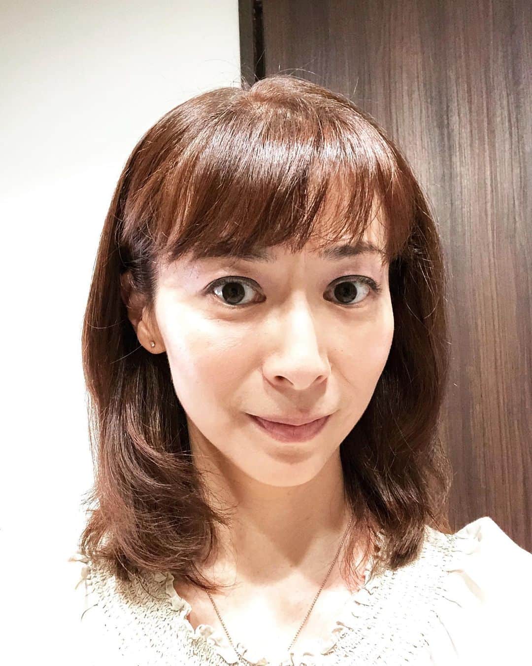のインスタグラム：「‪お盆過ぎると北海道は肌寒い😊‬ ‪涼しくて過ごしやすいけど、風邪には気をつけましょ。カラーと少し髪を切りました✂️来週末(8/31)は旭川で歌います🌸 旭川方面の方、ぜひ〜お越しください😉 ご予約もHPより承っています！  #カラー #カット #なまら安玉音楽会 #北広アキ」
