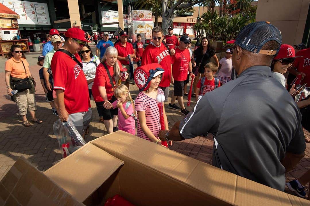 ロサンゼルス・エンゼルス・オブ・アナハイムさんのインスタグラム写真 - (ロサンゼルス・エンゼルス・オブ・アナハイムInstagram)「In support of @mlb’s efforts to bring baseball to our local community, the Angels distributed ball and bat sets to kids as they exited today’s game. Thank you to Chevrolet for helping to make it happen and let’s #PLAYBALL!」8月19日 10時46分 - angels