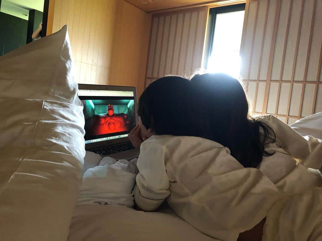 吉原珠央さんのインスタグラム写真 - (吉原珠央Instagram)「ゆるゆるな朝の時間♫ 早朝には強い雨が降ったらしい…全く気にならなかったくらいぐっすりと眠れた私^_^嬉しいなぁ。  #朝 #目覚め #温泉 #子供たち #画面から目を離そう」8月19日 10時47分 - tamaoyoshihara