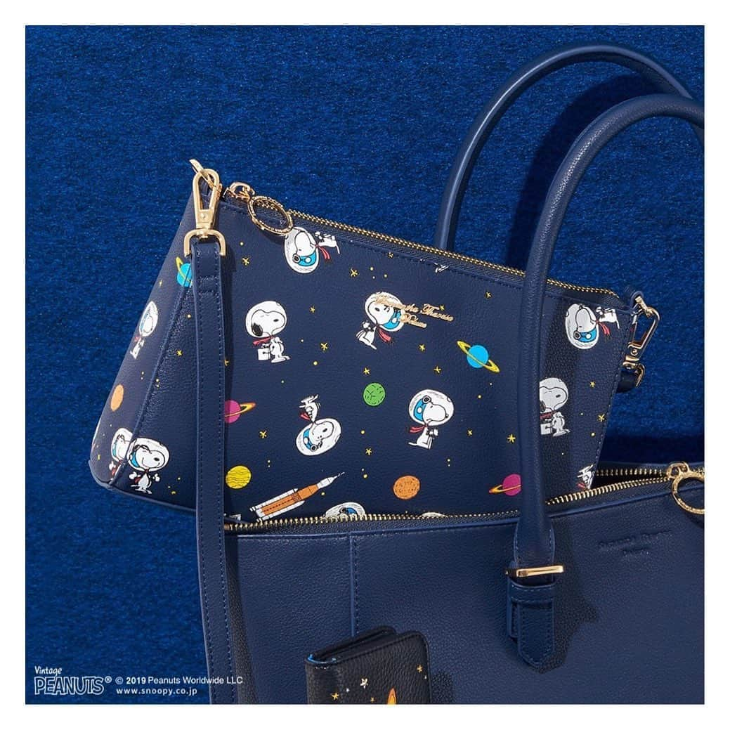 サマンサタバサさんのインスタグラム写真 - (サマンサタバサInstagram)「Samantha Thavasa Deluxe ASTRONAUT SNOOPY COLLECTION . スヌーピーがコミックの中で月面着陸し、 スヌーピーとチャーリー・ブラウンの名前が コードネームになったアポロ10号が 月面に打ち上げられてから 50周年のアニバーサリーイヤー🎉 . そんなスヌーピーのアニバーサリーロゴと 1969年当時のアートを使った ASTRONAUT SNOOPYのデザインを落とし込んだ サマンサタバサデラックスのコレクションが登場‼️ . 宇宙をイメージしたカラー展開と 人気バッグだけでなく、 お財布やペンケースの小物など 種類豊富なラインナップに注目👀 . 公式オンラインSHOPにて先行予約受付中✨ . #samanthathavasa#samanthathavasadeluxe#astronautsnoopy#astronautsnoopycollection#snoopy#collection#サマンサタバサ#サマンサタバサデラックス#スヌーピー#スヌーピーコレクション」8月19日 9時22分 - samantha.thavasa.info