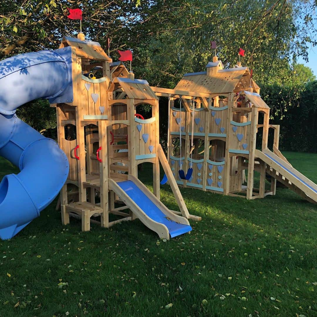 ドリュー・バリモアさんのインスタグラム写真 - (ドリュー・バリモアInstagram)「Our magical playhouse! It has been such a joyful addition to our back yard this summer. Thank you @cedarworksplay for creating this happy castle for my girls and their friends. We are so thankful for this gift and love it so much!!! Endless hours of fun  #playisbeautiful ONE TIP I HAVE LEARNED, place any swing set if you can in the shade. Makes for more fun!」8月19日 9時22分 - drewbarrymore