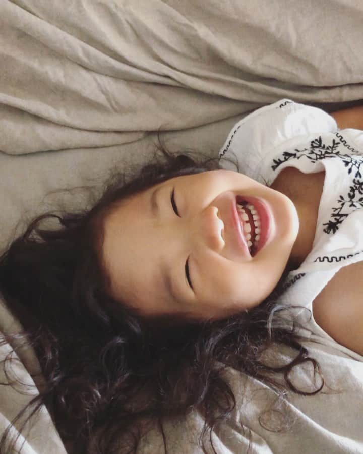 廣瀬規子のインスタグラム：「最近の流行りです。@ 我が家🏠 * #はいおかあしゃま #2歳児のお遊び #いったいどこで覚えたんだ」
