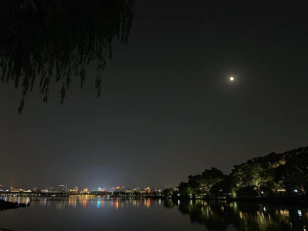 Yoshiko Kris-Webb クリス-ウェブ佳子さんのインスタグラム写真 - (Yoshiko Kris-Webb クリス-ウェブ佳子Instagram)「🌖西湖畔🇨🇳 #HANGZHOU #杭州に出逢う」8月19日 9時29分 - tokyodame