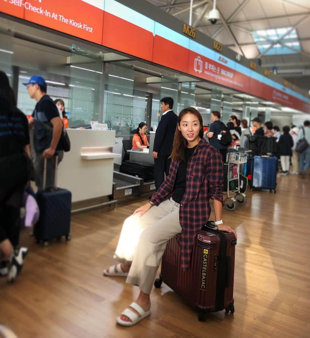 金惠理さんのインスタグラム写真 - (金惠理Instagram)「출장✈️ . 까스텔바작에서 #골프웨어 만 나오는줄 알았찌? . . #촬영 #해외출장 #공항은쌩얼이지  #까스텔바작 #캐리어 #캐리어추천」8月19日 9時36分 - thehyeleekim