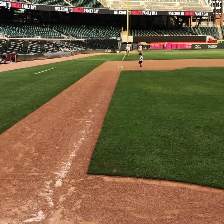 チャーリー・カルバーソンのインスタグラム：「When you hit a walk off #aceman #familyday2019」