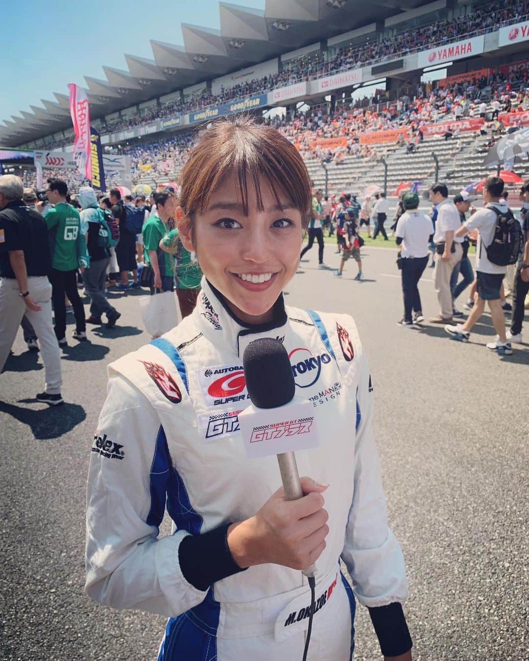 岡副麻希さんのインスタグラム写真 - (岡副麻希Instagram)「🏎 昨夜の『#スーパーGTプラス』（#テレビ東京 系列）は #スーパーGT第五戦 富士#500マイル﻿ #GT300 クラス決勝の模様をお届けしました！﻿ ﻿ 路面温度51度という灼熱の中でのレース、﻿ ピットからは陽炎が見られました😳‼️﻿ ﻿ そんな状況でのかなりの混戦で順位の入れ替わりも激しい﻿ シーズン最長６時間に及ぶレースとなりました。﻿ ﻿ #ポールポジション 獲得したのは﻿ #埼玉トヨペットマークX﻿ #脇阪薫一 選手#吉田広樹 選手﻿ ﻿ ﻿ ９月は﻿ ７.８日に#スーパーGT第６戦#オートポリス 大分﻿ ２１.２２日に#スーパーGT第７戦#スポーツランドSUGO 宮城県﻿ ﻿ 是非、みなさんもサーキットで 一緒に盛り上がりましょう🏎✨」8月19日 9時42分 - maki_okazoe_official