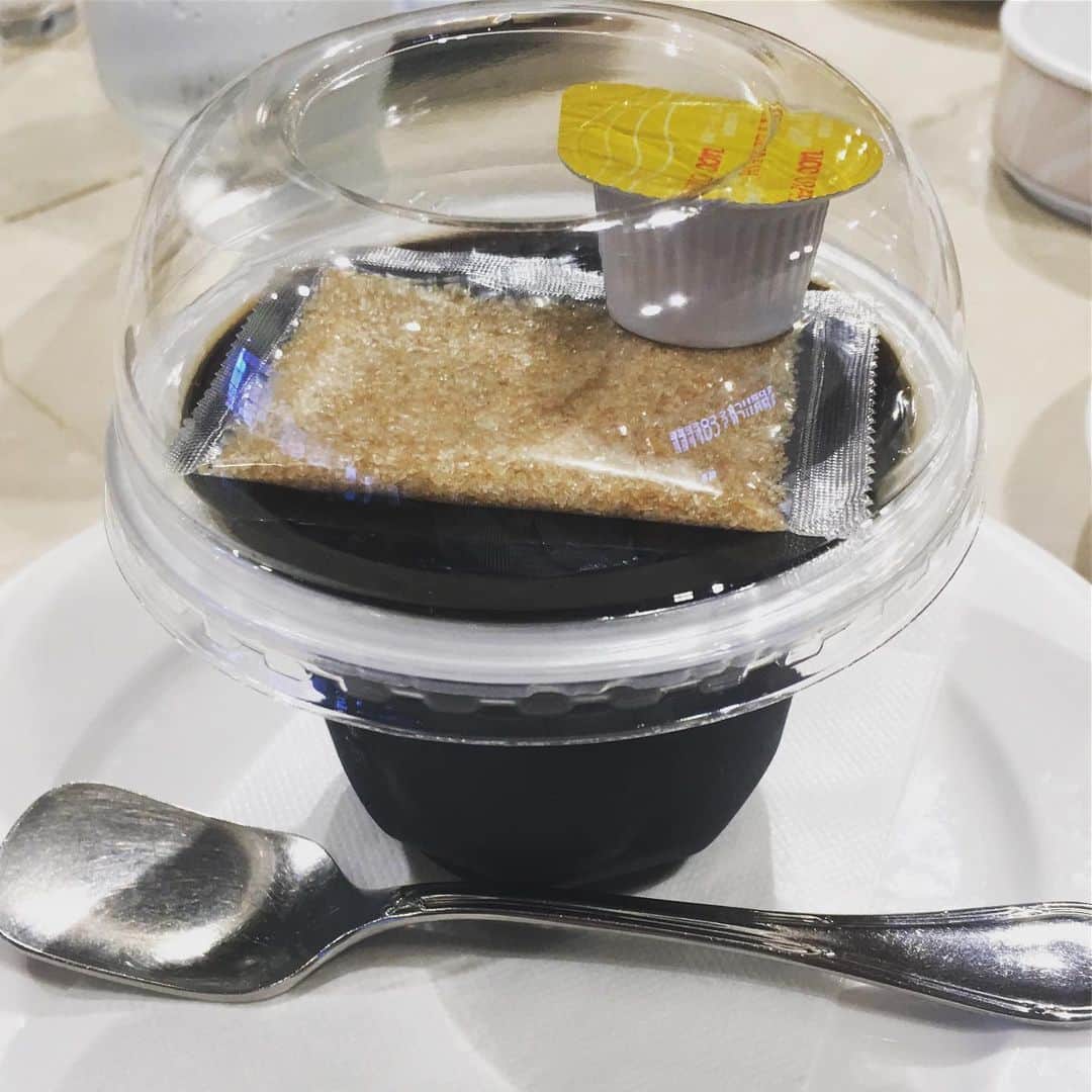 宮田麺児のインスタグラム：「魅惑のコーヒーゼリー  高松の老舗コーヒー店で頼んだらまさかの市販か！？ しかしコーヒーゼリーにフレッシュではなくザラメ糖という新たなジャンル  #高松#うどん#コーヒーゼリー#ザラメ糖#老舗コーヒー」