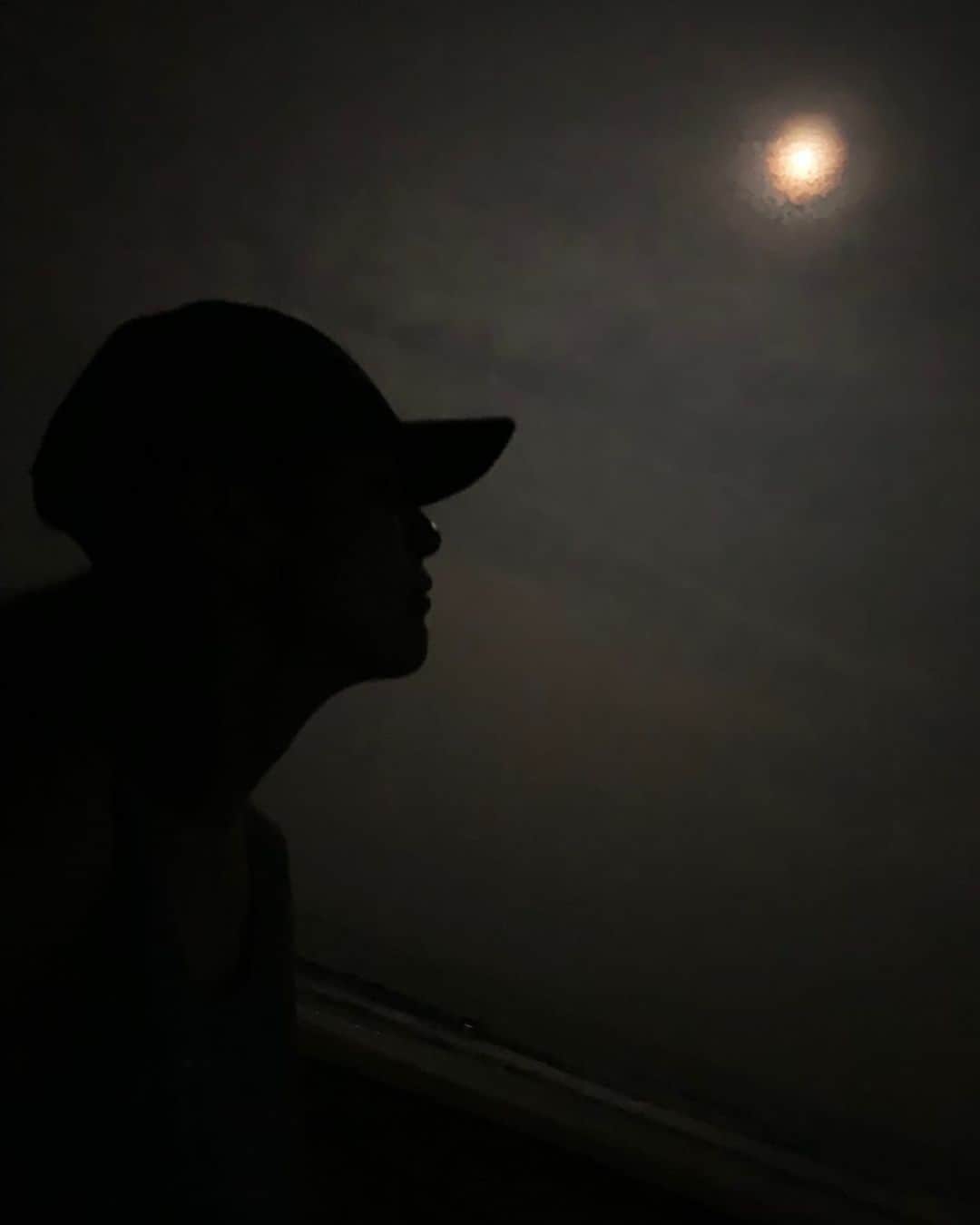源崎トモエのインスタグラム：「この写真なんか好き🌕 . #月#海#海辺#夜の海#月と海 #夏の思い出」