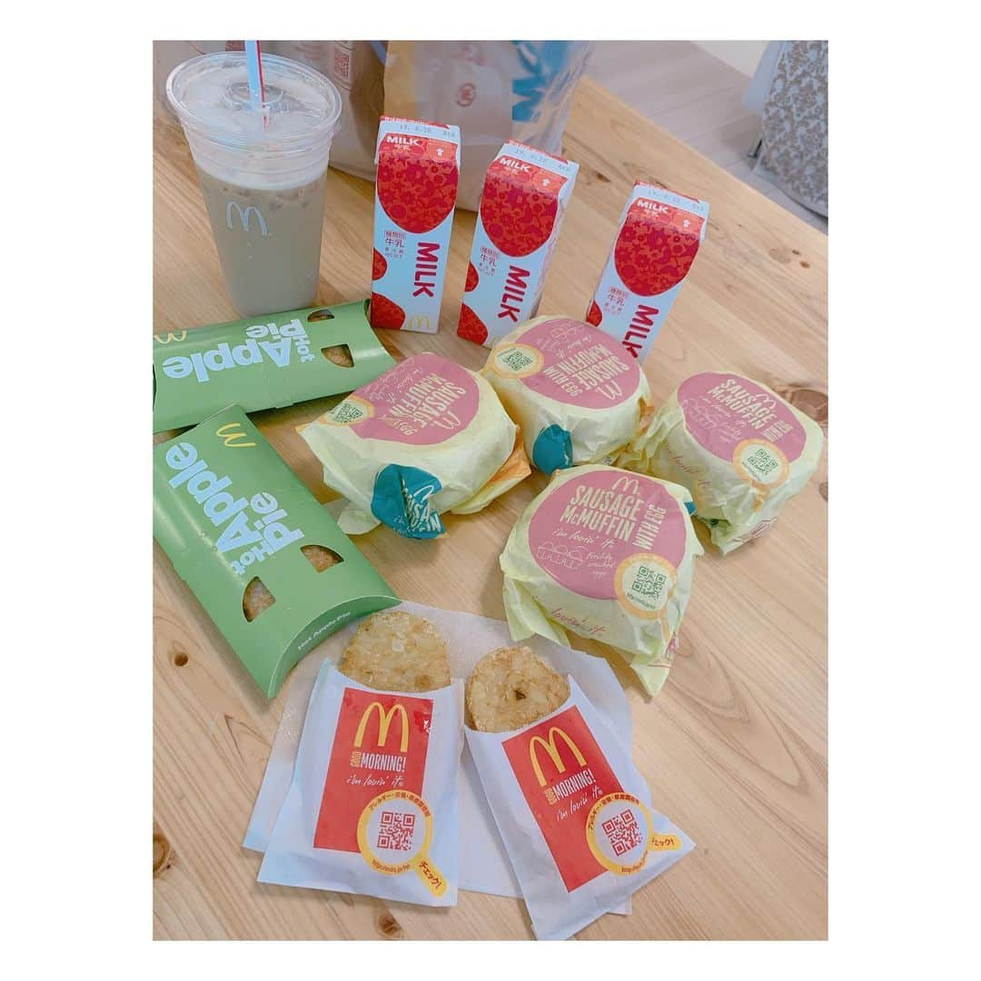 辻希美さんのインスタグラム写真 - (辻希美Instagram)「朝ごはんは久々朝マック🍔💕 #朝マック #マクドナルド #m #ソーセージエッグマフィン #大好き #昔から絶対これ #モーニング娘。 時代を思い出す #食べ物 #🍔💕」8月19日 9時56分 - tsujinozomi_official