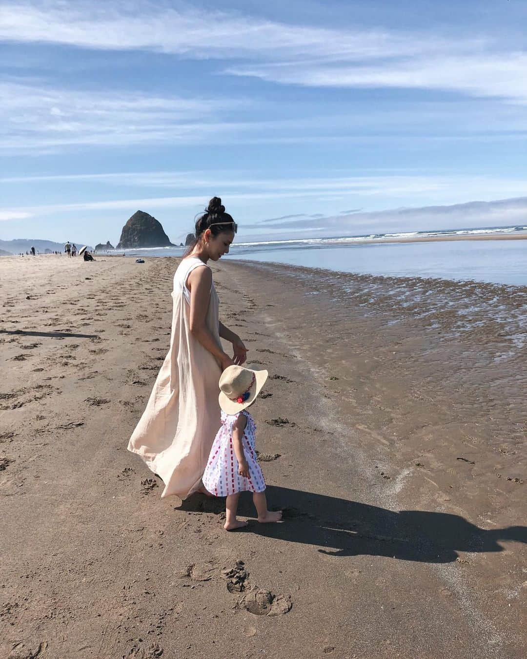 大橋菜央さんのインスタグラム写真 - (大橋菜央Instagram)「Perfect day for canon beach♡ . . . 夏休みに来たかった場所の一つ Canon beach🏖 . 初めは足に砂がつくのも海の水も怖々だったMia あっという間に水遊びが大好きになって 最後は水から出たくなくなるほど🙌 . ポートランド市内からたったの1時間半 週末に晴れる日があればまた来たいな☺️ . . #canonbeach #oregon #生後18ヶ月 #1歳半 #たれ眉 #portlandoregon #夏休み2019 #beautifulnature #ポートランド生活 #portlandtrip #ポートランド #夏休み #flowers #赤ちゃんとおでかけ #naoliving_portland」8月19日 9時57分 - naoliving