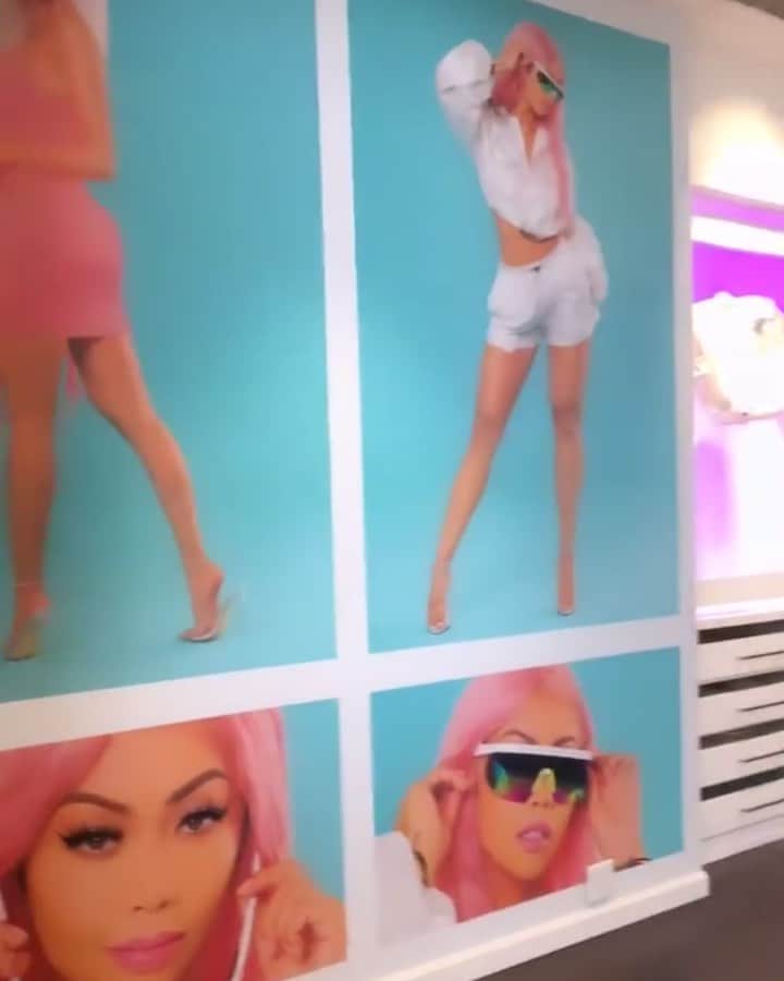 リアン Vのインスタグラム：「Watch my stories to see my Pop Up Store at the Century City mall in LA today! 😍 @shoplianev 💕」