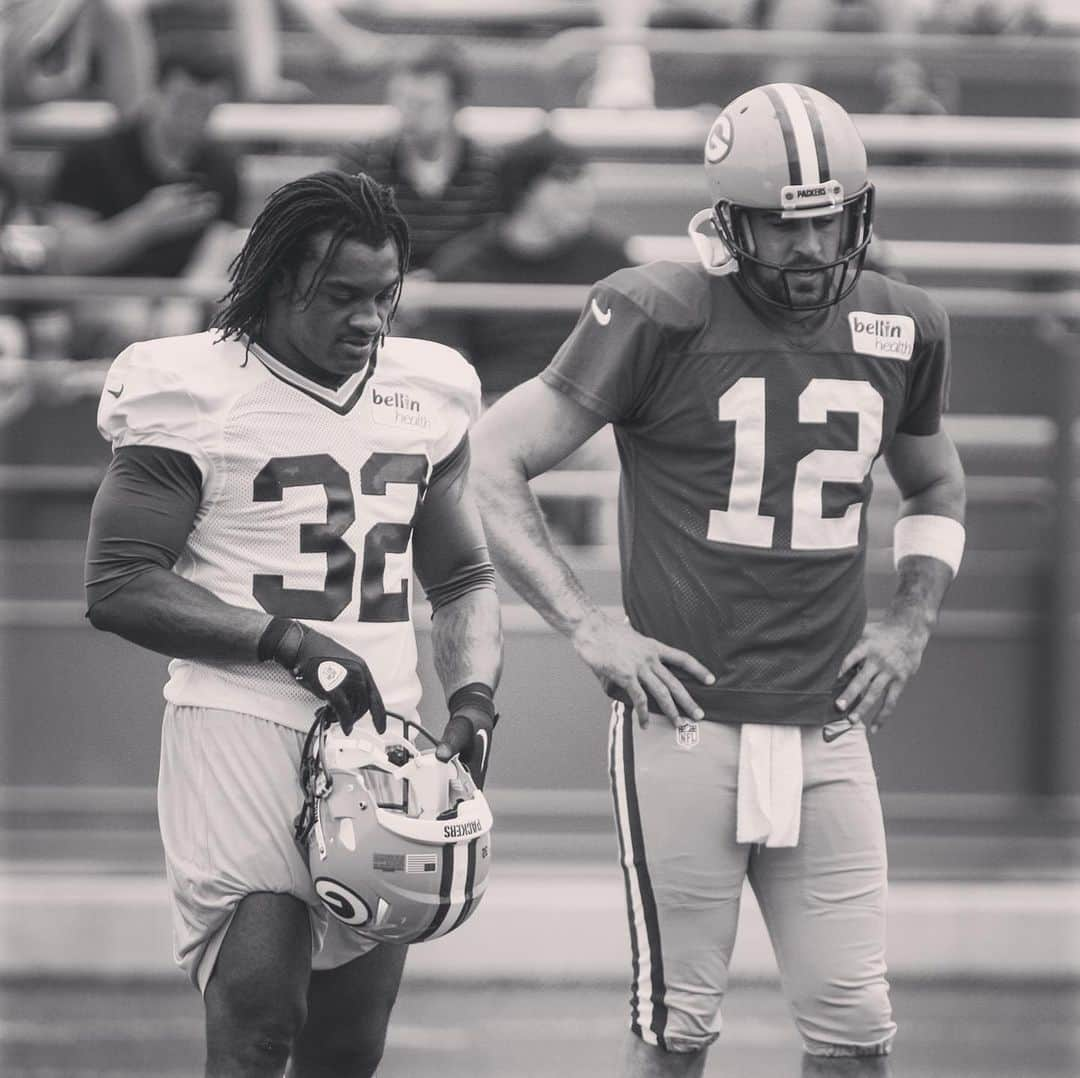 アーロン・ロジャースさんのインスタグラム写真 - (アーロン・ロジャースInstagram)「Very sad news today to hear of the passing of my friend and former teammate Cedric Benson. Ced and I became fast friends during his short stay in Green Bay, and would spend many lunch hours in the cafeteria talking about life and football. Ced was very smart and thoughtful and I always walked away from our conversations feeling like I learned something or wanted to go research something so that I could keep up with him in our conversations. Love and prayers to his family and friends, thanks CB for the inspiration, you will be missed. 🙏🏻 #05draftclass #GBP #RIP」8月19日 10時10分 - aaronrodgers12