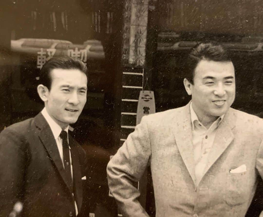 西村晃一さんのインスタグラム写真 - (西村晃一Instagram)「8月18日 父の命日。もう8年。 Today is the anniversary of my father's death. お盆というのは、いつも不思議な事が多いものです。 18.19日と札幌での葛西紀明さんと対談のお仕事が延期になり、 京都での予定が入り、父が仕事していた東映撮影所に。(通常17:00までがこの日だけなぜか21:00まで開いてて間に合った) 実家に帰ったら母が、今日お父さんの命日やな。って。 その時気付いた!! お父さんに呼ばれたな^_^ 母にも会えてよかった^_^ マリンちゃんには、指噛まれたけど😅 #お盆 #お墓詣り #命日 #anniversary  #father'sdeath #東映 #時代劇俳優 #一緒に写ってるのは銭形平次の大川橋蔵さん #銭形平次 #東映撮影所 #父はチョンマゲ似合わず大川橋蔵のマネージャーになって生涯尽くした #息子はその道よりバレーボールを選んだ #一番の応援者 #西村眞一 #西村晃一 #西村晃 #大川橋蔵」8月19日 10時20分 - koichi.nishimura