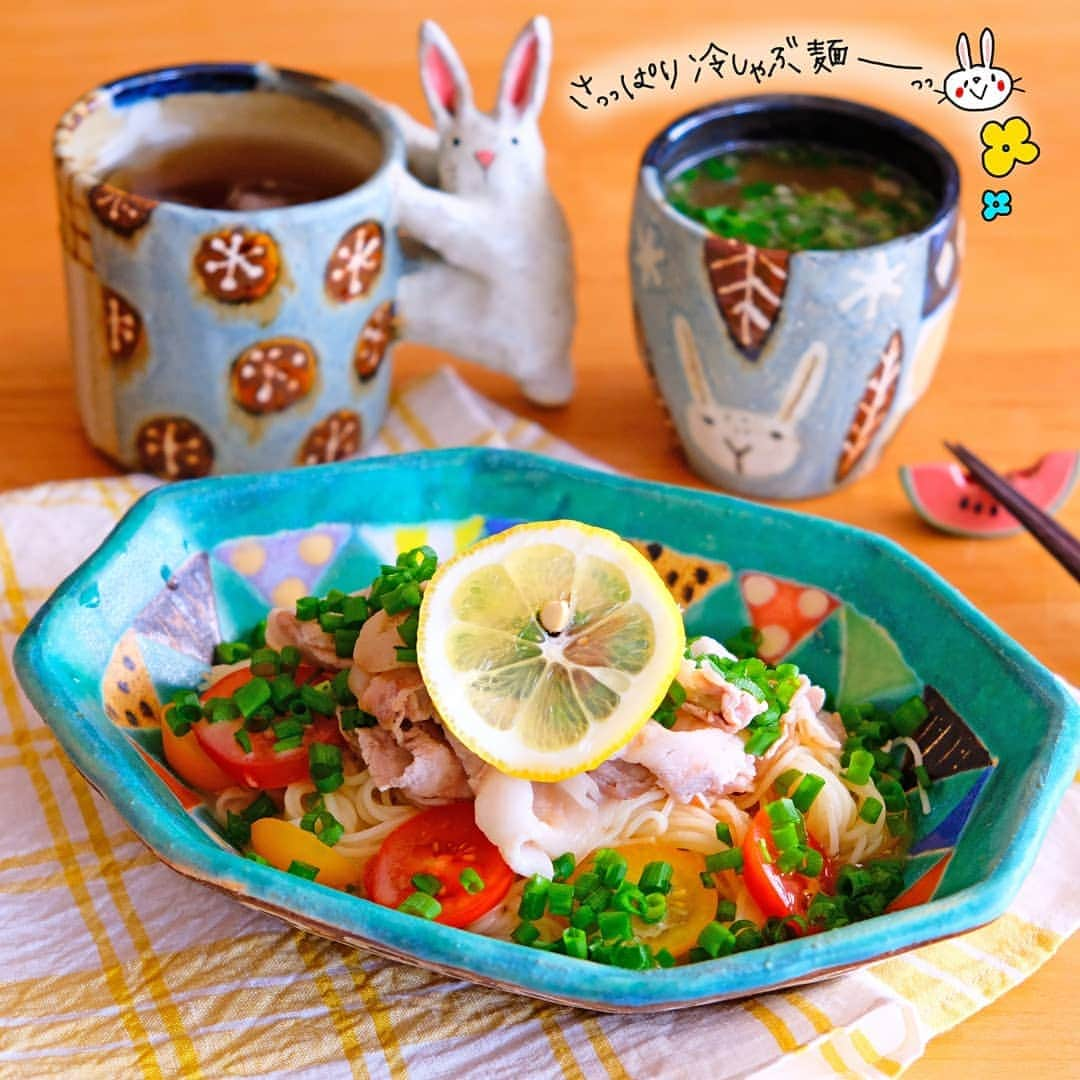 なっつ。さんのインスタグラム写真 - (なっつ。Instagram)「2019.8.19.monday PUNICAFE LUNCH. ❁ ある日のおうちごはん♬ ・冷しゃぶ麺 ・たまごスープ ❁ #糖質0麺 の冷やし中華風０麺があったので 茹でたしゃぶしゃぶのお肉と トマト、ネギを加えてさっぱりお昼。 初めて買ったけど結構美味しいな🥰 量はこれ単体だけだと少ないけど💧  レモン絞って 食べてさらに美味しい♬  たまごスープは 豚肉のゆで汁で作りました♡ お肉のエキスたっぷりで 旨味凝縮😆 夏はやっぱり麺類に頼りがちだわ(笑)  ごちそうさまでした😋 . . まだ暑いけど お盆過ぎると秋服が 気になって仕方ないー🥰 チェック柄大好きだから チェック柄だらけになっちゃう(笑)😅 ・ ・ ・ #今週もいただきます#なっつごはん🍚」8月19日 10時12分 - punipopo