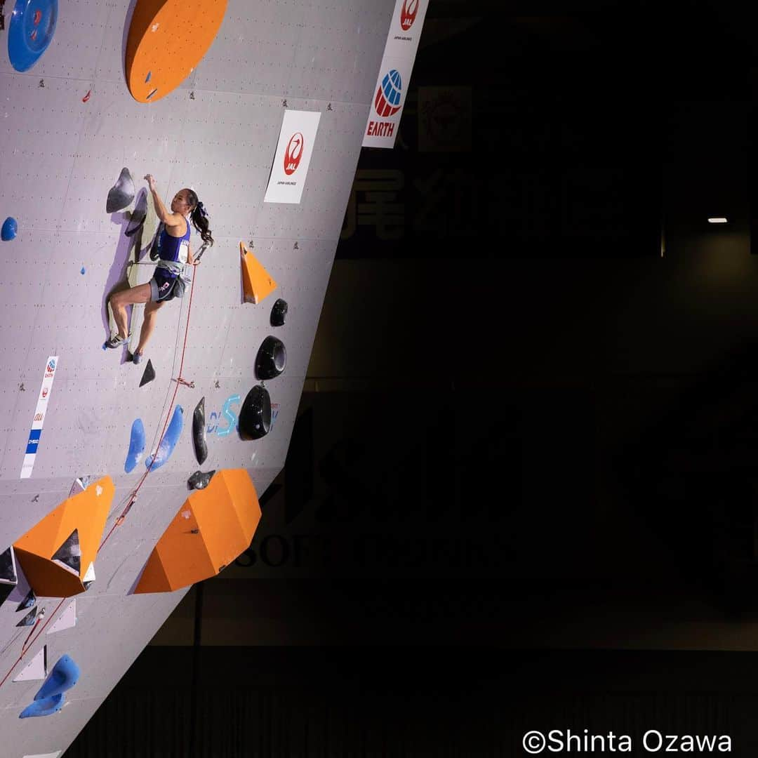 野口啓代さんのインスタグラム写真 - (野口啓代Instagram)「Combined qualification is over. It was such a long long day. Although I made my new Speed record. I could not somehow concentrate on Boulder feeling like my body in separate pieces...Got pumped and fell down.  Despite being in a hard moment, I could stay relaxed for Lead and climbed up pretty good.  As a result, I passed Combined qualification in the 2nd place. (Speed 10th, Boulder 4th, Lead 2nd) Looking back a day, the story was never same as I imagined... I did make a lovely start with my poorest Speed, went down with most favorite Boulder and came back on stage in Lead. Competitions are never easy and mysterious. Among the strongest climbers, I'm really happy to have one more climbing day of World Championships in Combined final. It's truly amazing that we have 4 Japanese going up to the final. I'm so happy to be with them.  Honestly...it was a mentally super tough day during World Championships and I regret I could not enjoy my climbing... For Combined final, I will enjoy it more than ever!!!!* * * コンバインド予選が終了しました。 長い長い1日でした。 最初のスピードで自己ベストを更新するも、次のボルダーで全く集中出来ずビックリするくらい身体がバラバラ。ボルダーで疲れてヨレ落ちする始末。最後のリードは、逆にすごく落ち着いていて、キツイ状況の中でいい登りが出来ました。  結果、スピード10位、ボルダー4位、リード2位でコンバインド予選を2位で通過しました。終わってみたら、苦手意識のあるスピードで気持ちよくスタートし、1番好きなボルダーで落ち込み、リードで巻き返すという想像もしてなかった展開でした。本当にコンペは何があるかわからない。沢山の強い選手がいる中で、明後日のコンバインド決勝に残り、世界選手権を最後の1日まで登れることを本当に嬉しく思います。そして、日本人選手が4人も。本当にすごい。一緒に決勝に残れて嬉しい！  コンバインド予選は世界選手権の中でもメンタル的にかなりしんどい1日で、正直あまり楽しめなかったことが心残りです。コンバインド決勝は、思いっきりクライミングを楽しみたい！！！* * * photo Bouldering @shintaozawa  @au_official #大和証券 @thenorthfacejp @orientalbaio #三井不動産 @cowsoapcp #zeta  @c3fit @lasportivajp @petzl_official  @newhale_japan」8月19日 10時14分 - noguchi_akiyo