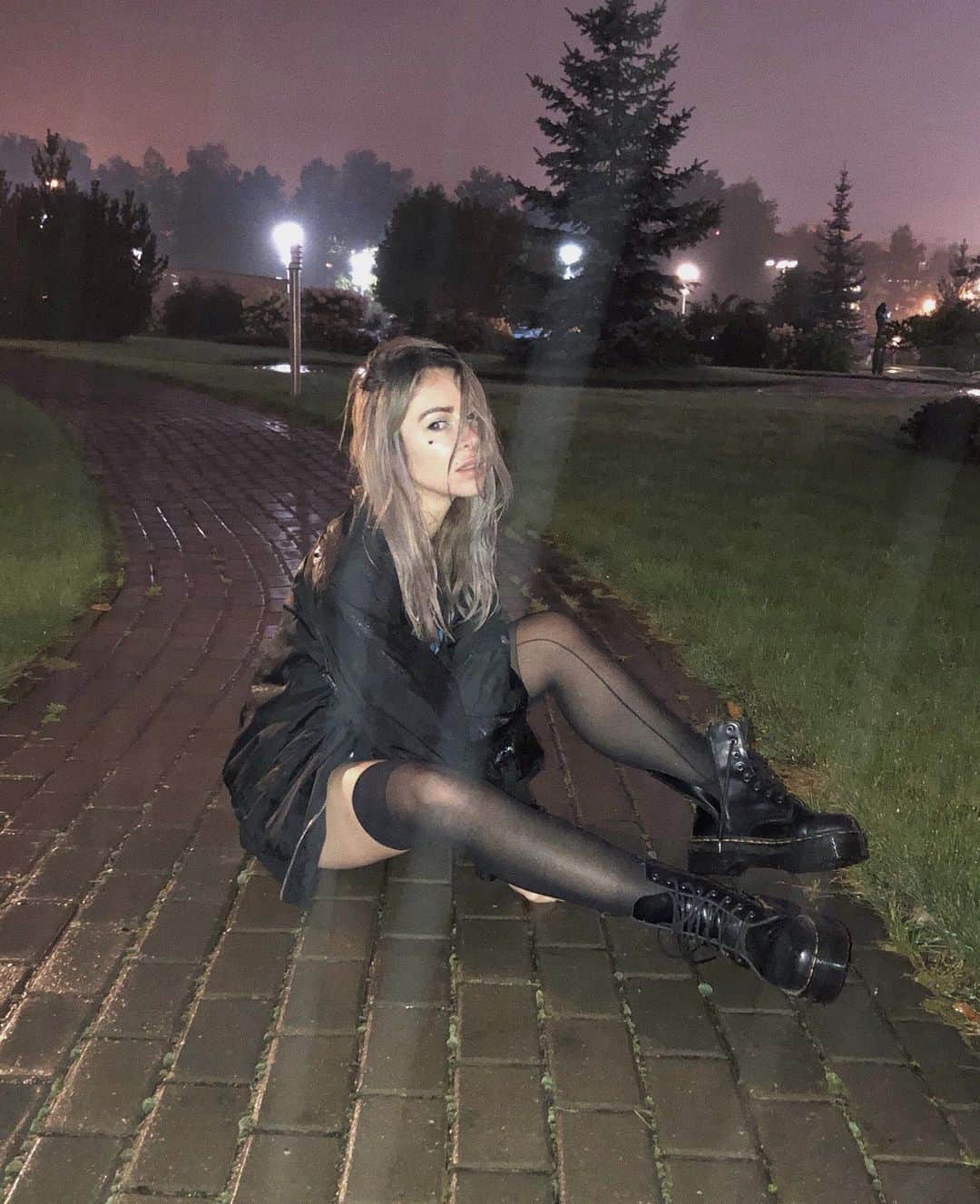 アリソン・ワンダーランドのインスタグラム：「4am in Moscow in the rain」