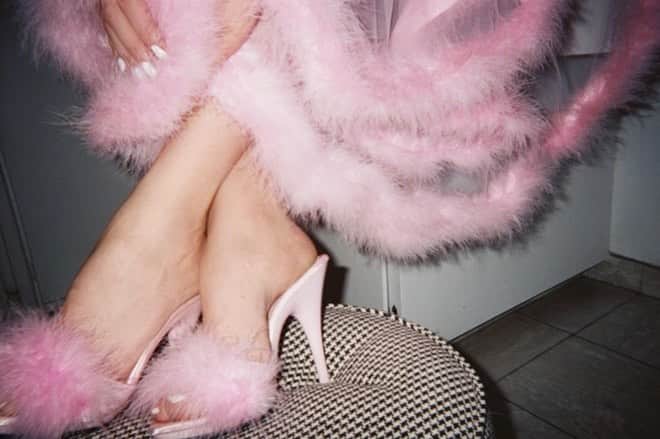 ペイトン・リストのインスタグラム：「beat up feet in dainty shoes  𝔡𝔬𝔫’𝔱 𝔠𝔯𝔶  8/23」