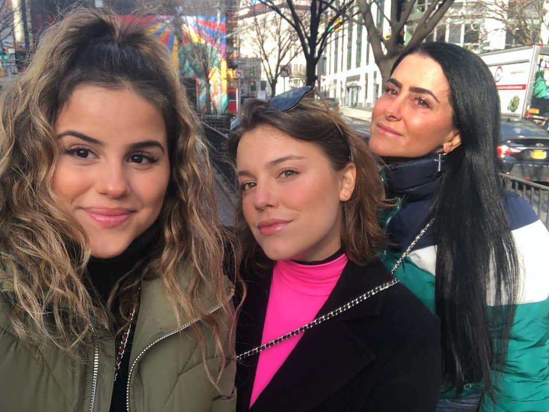 のインスタグラム：「e um #tbs pra essa foto com essa mãe leoa que eu também adotei um pouquinho... que cuida de mim em são paulo e me trata como filha, que torce e vibra com cada passo, faz de tudo pelos filhos, é guerreira, linda, tem uma disposição inacreditável e um espaço enorme no coração. amo vocês muito @isabelamatte @soniamatte」