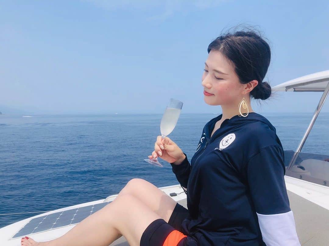 工藤沙織さんのインスタグラム写真 - (工藤沙織Instagram)「🏝 . 熱海マリーナに初めて行って クルージング⚓️ . 自分でヨットに乗っていた時ぶりくらいにマリンスポーツをしてきました☀️ . やっぱり夏の海は気持ちが良くて、暑いけれどほとんど外で海を眺めながらぼーっとしていました☺️ . そういえば顔がシュッとしたね！と言ってもらえることが増えたのですが、この間オープンしたばかりの東京中央美容外科銀座院（ @tcbginza ）で受けたHIFUのソノクイーンの効果が出てきているのかな。。🌸 . . 美人の永峯先生（ @tcb_nagamine ）に迎えていただいて受けた今回医療HIFU ソノクイーン。 . 施術後すぐの顔のシャープさから違って驚きでした。 . . あとは気になる痛みだけど全然私は痛みは感じることなく、あっという間に終わりました✨ . 筋膜めがけて細い空気砲が「シュパッ！シュパッ！」って入るイメージで個人的に施術受けるのが楽しかったです🥰笑 . 1ヶ月かけてどんどん小顔に&コラーゲンも生成してくれるからお肌ぷるぷるになっていくみたい🥺🌟 . 今から楽しみで仕方ありません✨ . . #リフトアップならTCB東京中央美容外科 #美容整形ならTCB東京中央美容外科 #東京中央美容外科 #美容外科 #銀座 #東京中央美容外科銀座院  #永峯祥子 #PR  #ソノクイーン #ハイフ #HIFU #リフトアップ  #japanesemodel #japanese #asianmodel #高身長 #高身長女子 #モデル #司会 #タレント #小顔になりたい #ダイエット #銀座  #muta #マリンスポーツ #ヨット #カタマラン #クルーザー」8月19日 10時29分 - sally.kudo