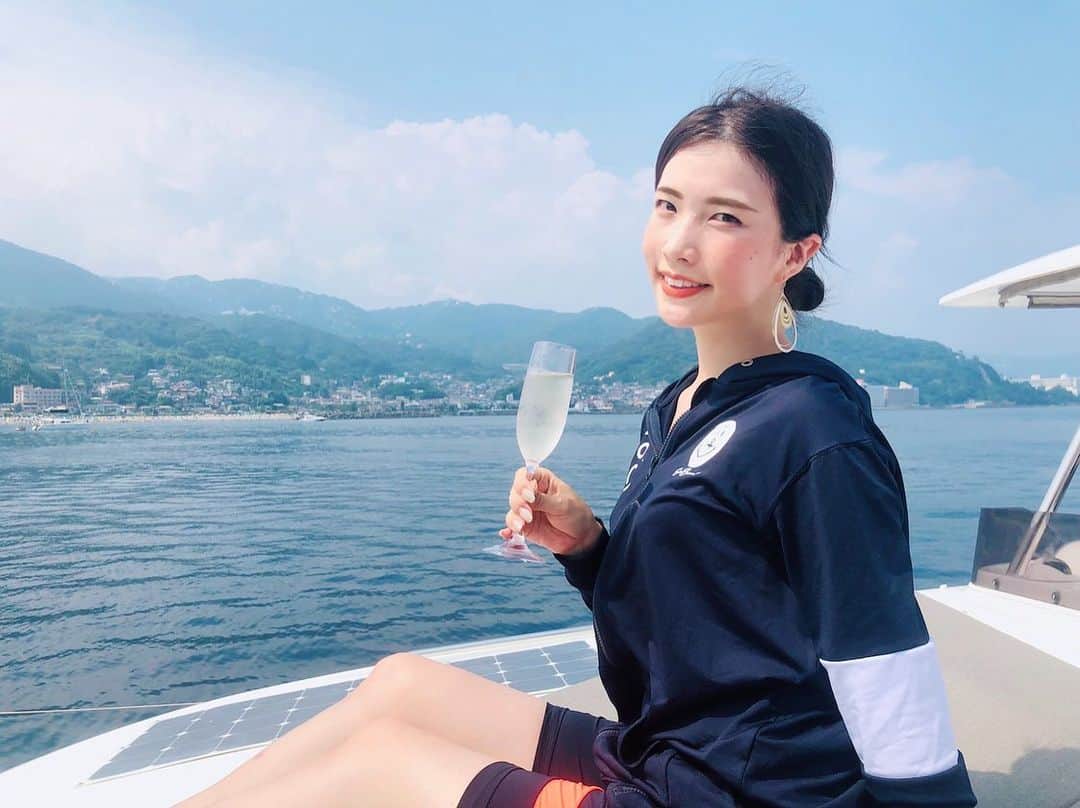 のインスタグラム：「🏝 . 熱海マリーナに初めて行って クルージング⚓️ . 自分でヨットに乗っていた時ぶりくらいにマリンスポーツをしてきました☀️ . やっぱり夏の海は気持ちが良くて、暑いけれどほとんど外で海を眺めながらぼーっとしていました☺️ . そういえば顔がシュッとしたね！と言ってもらえることが増えたのですが、この間オープンしたばかりの東京中央美容外科銀座院（ @tcbginza ）で受けたHIFUのソノクイーンの効果が出てきているのかな。。🌸 . . 美人の永峯先生（ @tcb_nagamine ）に迎えていただいて受けた今回医療HIFU ソノクイーン。 . 施術後すぐの顔のシャープさから違って驚きでした。 . . あとは気になる痛みだけど全然私は痛みは感じることなく、あっという間に終わりました✨ . 筋膜めがけて細い空気砲が「シュパッ！シュパッ！」って入るイメージで個人的に施術受けるのが楽しかったです🥰笑 . 1ヶ月かけてどんどん小顔に&コラーゲンも生成してくれるからお肌ぷるぷるになっていくみたい🥺🌟 . 今から楽しみで仕方ありません✨ . . #リフトアップならTCB東京中央美容外科 #美容整形ならTCB東京中央美容外科 #東京中央美容外科 #美容外科 #銀座 #東京中央美容外科銀座院  #永峯祥子 #PR  #ソノクイーン #ハイフ #HIFU #リフトアップ  #japanesemodel #japanese #asianmodel #高身長 #高身長女子 #モデル #司会 #タレント #小顔になりたい #ダイエット #銀座  #muta #マリンスポーツ #ヨット #カタマラン #クルーザー」