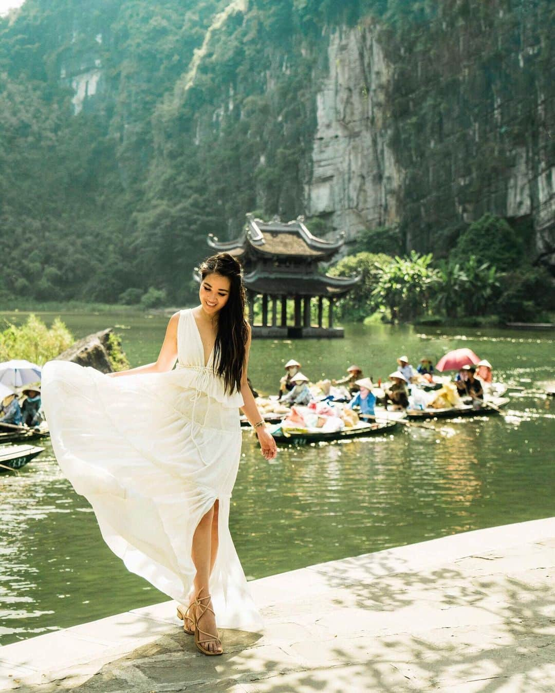 ウェンディー・グエンさんのインスタグラム写真 - (ウェンディー・グエンInstagram)「The magic of #Vietnam ✨✨✨ Stunning views and charming heritage, this beautiful place is in Ninh Binh in Northern Vietnam 💛」8月19日 10時35分 - wendyslookbook