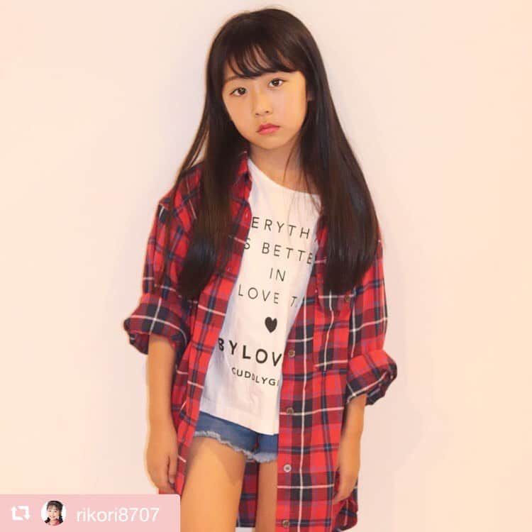 byLOVEiTさんのインスタグラム写真 - (byLOVEiTInstagram)「リコ❤️秋服をいち早く着てくれてる♪いろんな着方で楽しめちゃうチェックシャツはマストバイアイテム🐻💕 #repost @rikori8707 via @PhotoAroundApp  バイラビインスタガール おすすめ秋物新作コーデ❤️ リコのおすすめは チェックシャツワンピ✨ 秋定番の赤チェック シャツは着まわし抜群 ヘビロテ間違いなしの 一押しアイテム！！！ そのままONE PIECEとしても◎ 羽織りものにも◎ 巻きスカート風にも◎ 色々楽しめちゃう 万能アイテム❤️ りこは129センチで ワンサイズアップの 140サイズを購入✨ オーバーサイズが また可愛くて。。 お気に入りだよ❤️ まだまだ暑い日が 続きますが バイラビットには 今から使えるかわいい 新作がいっぱい❤️ ぜひお店に遊びに いってね(*ﾉε｀ )σ❤️ #秋コーデ#秋先取り #チェックシャツ#定番 #赤チェック #バイラビット#バイラビ#ラビ子#バイラビうめだインスタガール #バイラビコーデ#かわいい#コーデ#おしゃれ#byloveit#りこ#阪急うめだ本店バイラビット #シュガープリンセスルーム#お買い物#ナルミヤインターナショナル##おしゃれ好き」8月19日 10時45分 - byloveit_official