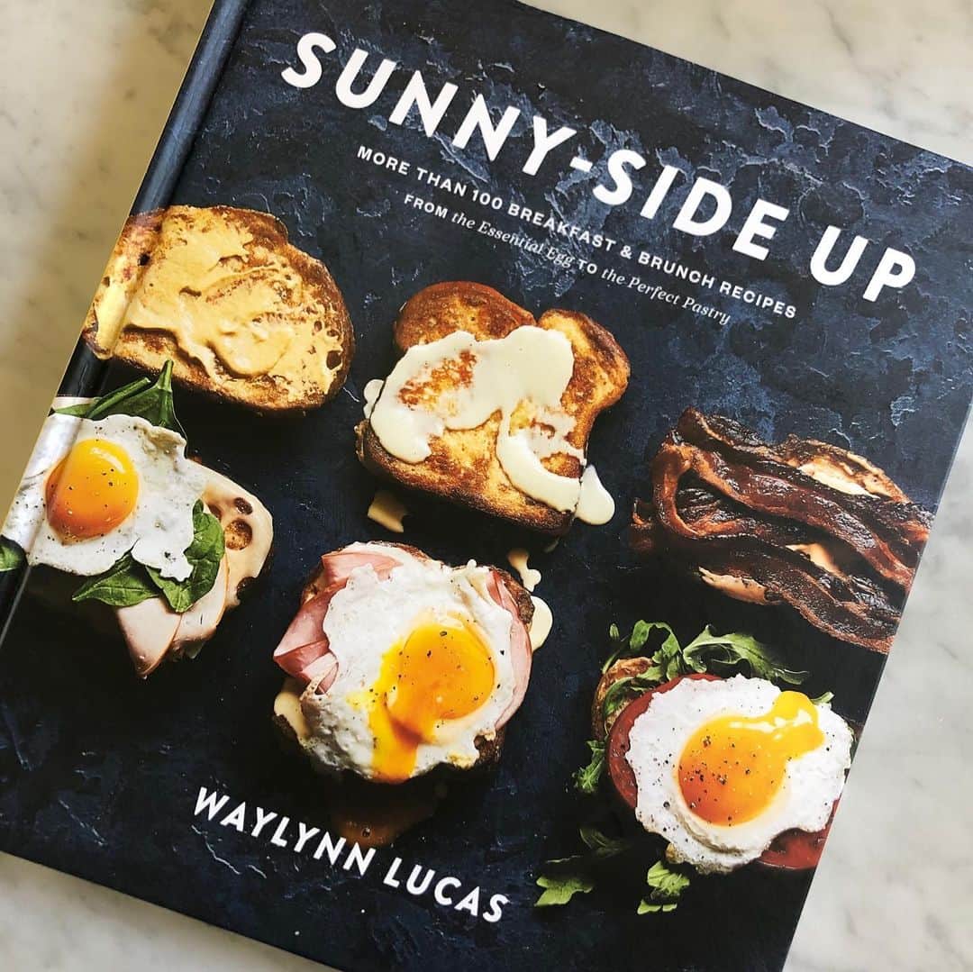 ミシェル・ブランチのインスタグラム：「This gorgeous book arrived in the mail yesterday just in time for Sunday brunch. Congratulations @waylynnlucas I wish we lived close by so we could be modern homesteaders together!! 🍳 🥚 🐓 Head over to her bio and pre-order!!」