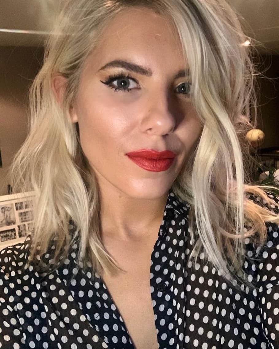 Mollie Kingさんのインスタグラム写真 - (Mollie KingInstagram)「#AD • Calling all blondes!! I did a beauty Q&A a while back and had so many messages about how I keep my blonde looking fresh, sooo I’ve done a little IGStory on my day to day hair care regime using my go to products from @kerastase_official (genuinely the best blonde products out there!) - go and have a watch and comment below with any questions #BlondAbsolu #molliemakeup」8月19日 2時00分 - mollieking