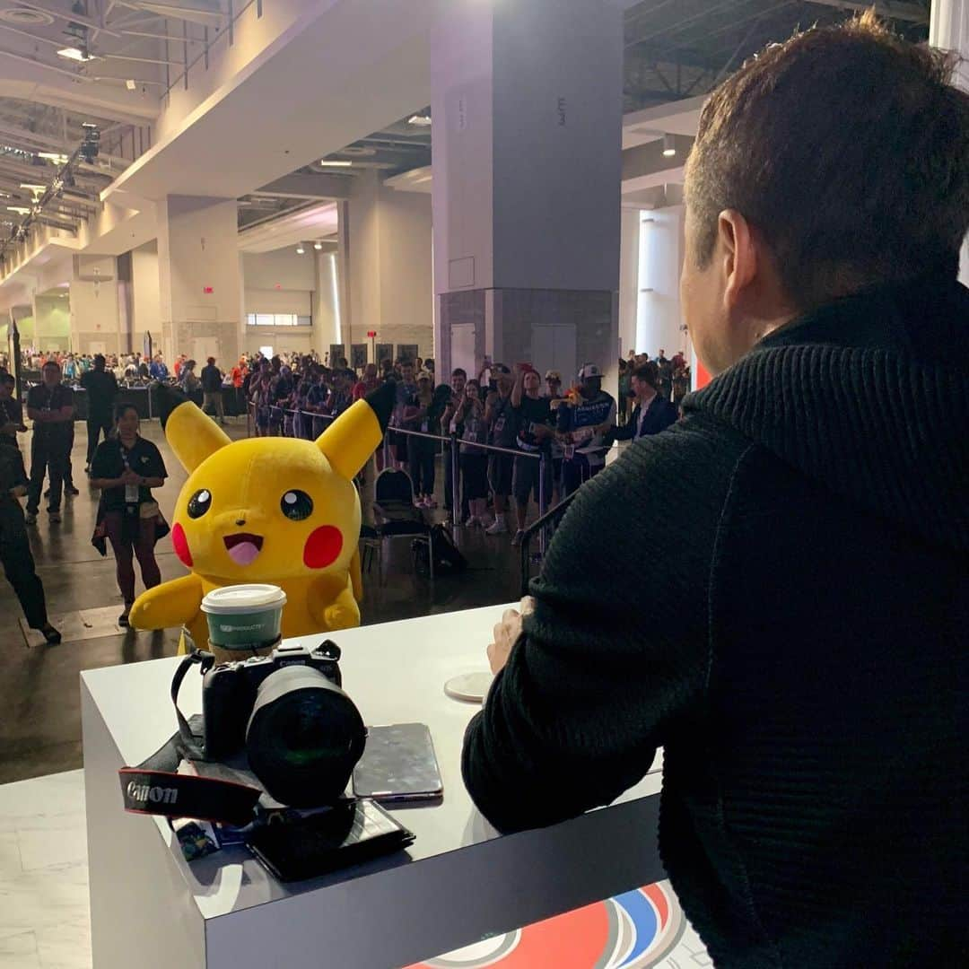 Pokémonさんのインスタグラム写真 - (PokémonInstagram)「Don’t look now, but it looks like someone (not naming any names…) decided to photobomb Mr. Junichi Masuda and Mr. Shigeki Morimoto’s autograph signing here at #PokemonWorlds! Check out our Instagram Story for a Pikachu’s eye view!」8月19日 2時01分 - pokemon