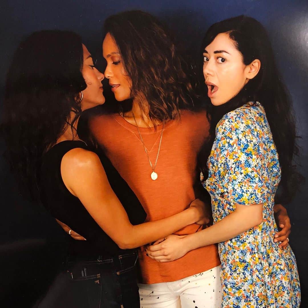 インバー・ラヴィのインスタグラム：「The love is real 🍎 ———————————————————————— Thank you all for coming from far and wide to embrace us tightly————————————————————————- @lesleyannbrandt @aimeegarcia4realz @dbwofficial @lucifernetflix @creationent #LUCICON」