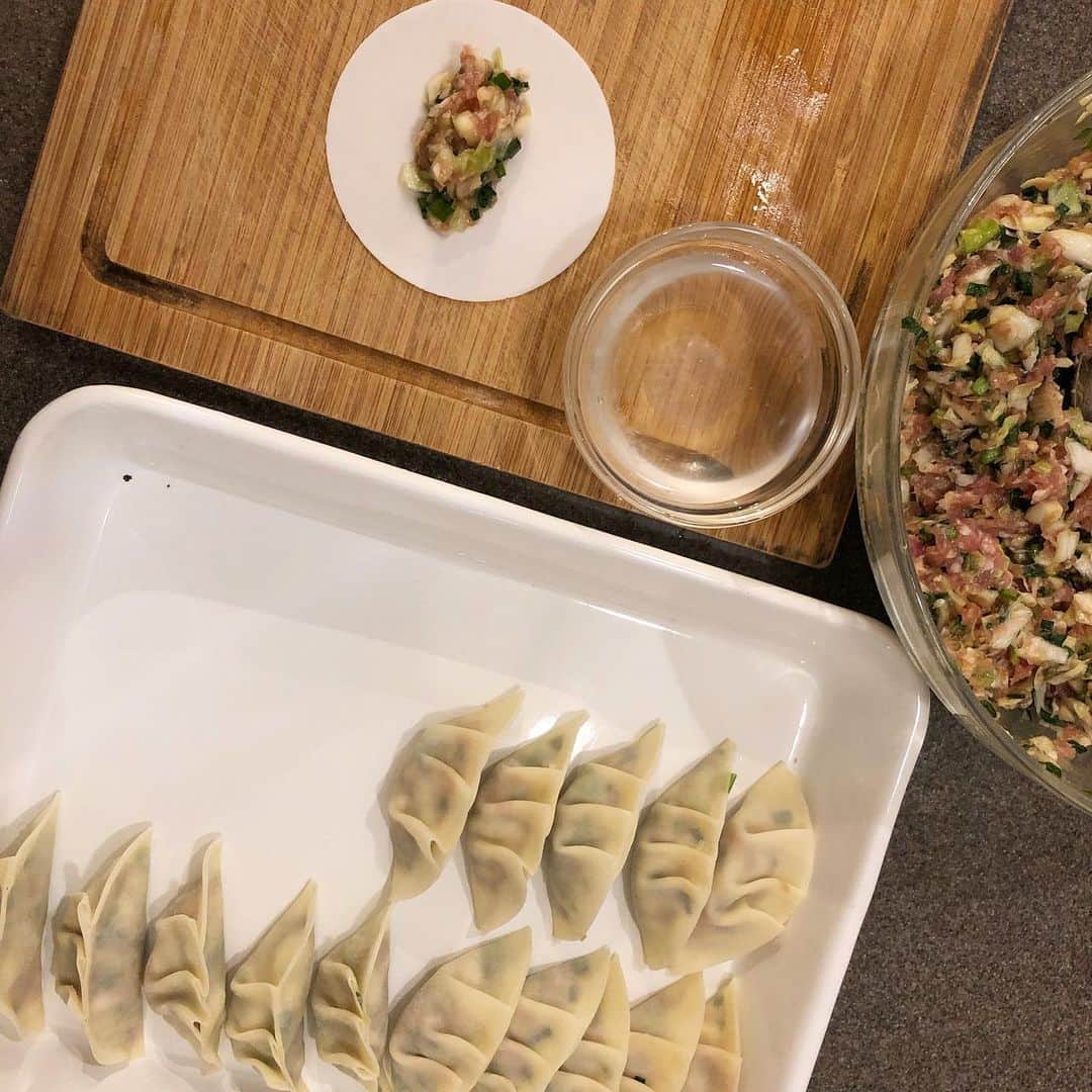 川島令美のインスタグラム：「晩ごはんに餃子🥟  皮は#井辻食産 さんの #お米の皮 我が家のベーシック餃子はキャベツとニラ🥬 豚肉450〜500.キャベツ1/3強にニラ１束、塩小さじ1・1/2（子供向けに1でもよかったかな…と次回メモ）、酒とごま油各大さじ3、しょうゆ、にんにく、しょうがのおろしは大さじ1。順番割愛🙇‍♀️これで66個、３人分+冷凍ストックもできるくらい☺︎ #米粉 の皮では初めて作ったけど、モチモチ美味しい^_^ 夏バテ？なのか、#2歳7ヶ月 の息子主食をあまり食べてくれない日がままあるのだけど、餃子はおかわり🥟キライな人ってあまり聞いたことですよね☺︎ #小麦アレルギー」
