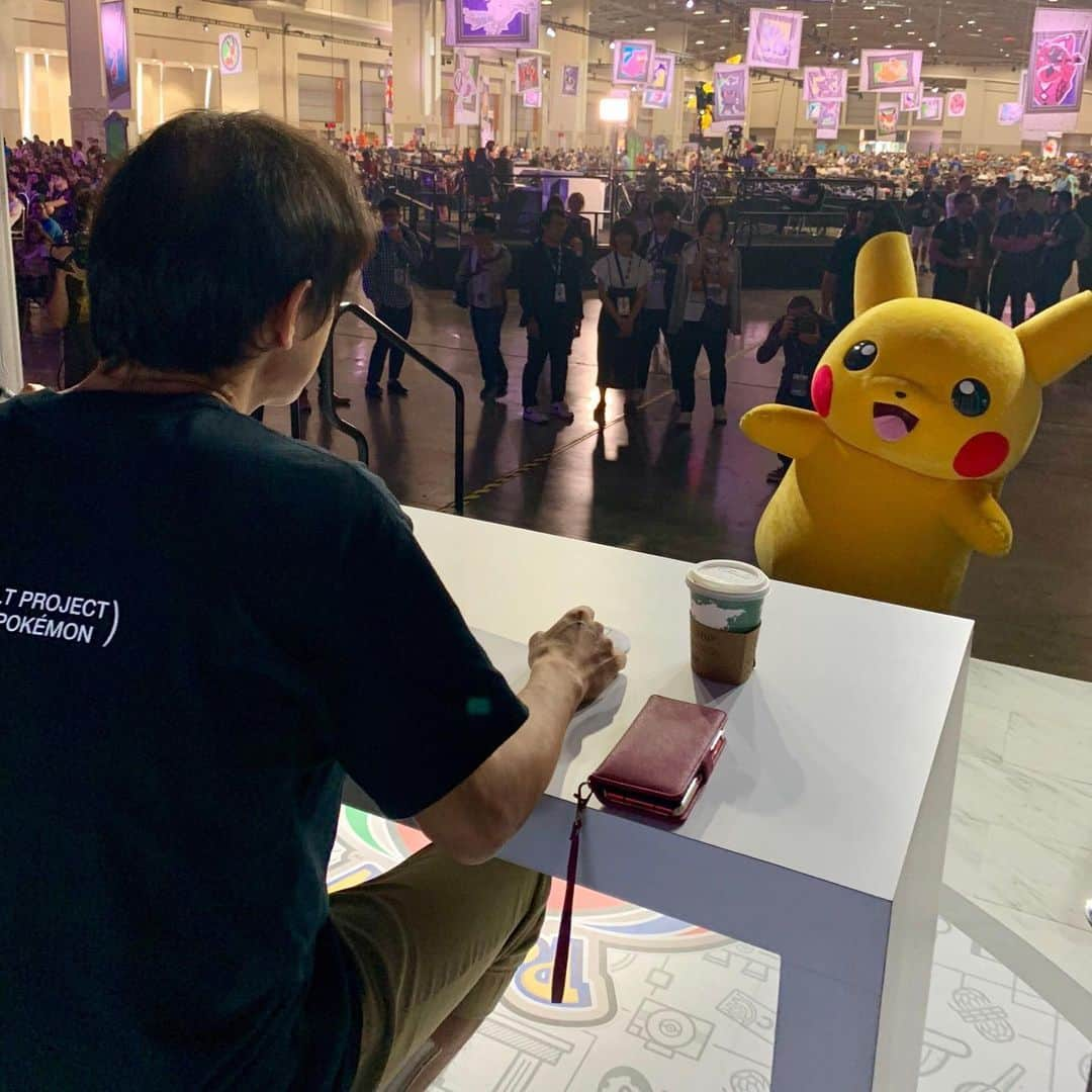 Pokémonさんのインスタグラム写真 - (PokémonInstagram)「Don’t look now, but it looks like someone (not naming any names…) decided to photobomb Mr. Junichi Masuda and Mr. Shigeki Morimoto’s autograph signing here at #PokemonWorlds! Check out our Instagram Story for a Pikachu’s eye view!」8月19日 2時02分 - pokemon