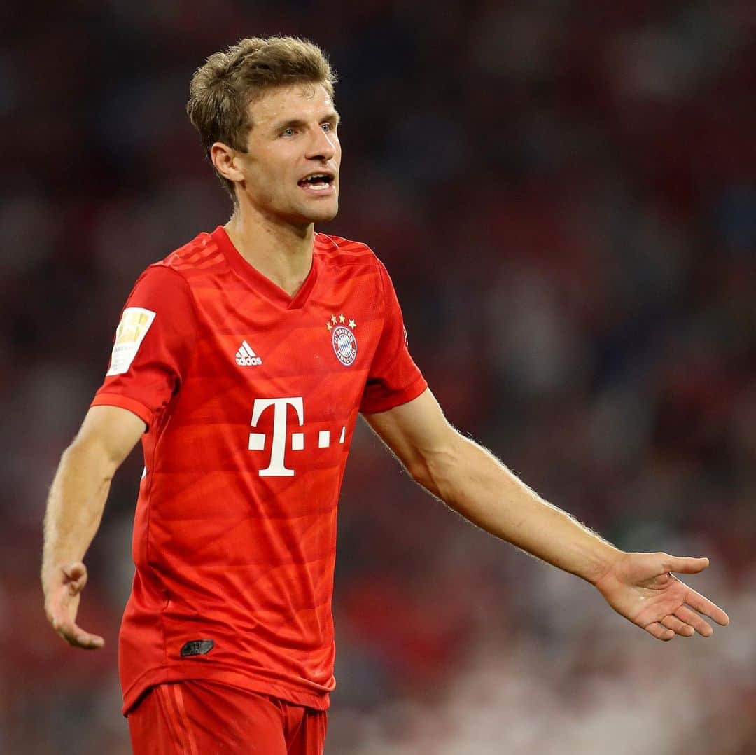 トーマス・ミュラーのインスタグラム：「What a strange game on Friday 😏🤨 Looking forward to meet our new teammates on Tuesday. ⚽️ #fcbayern #fcbber #packmas #bundesliga #saisonstart #esmuellert 📸 @alexanderhassenstein」