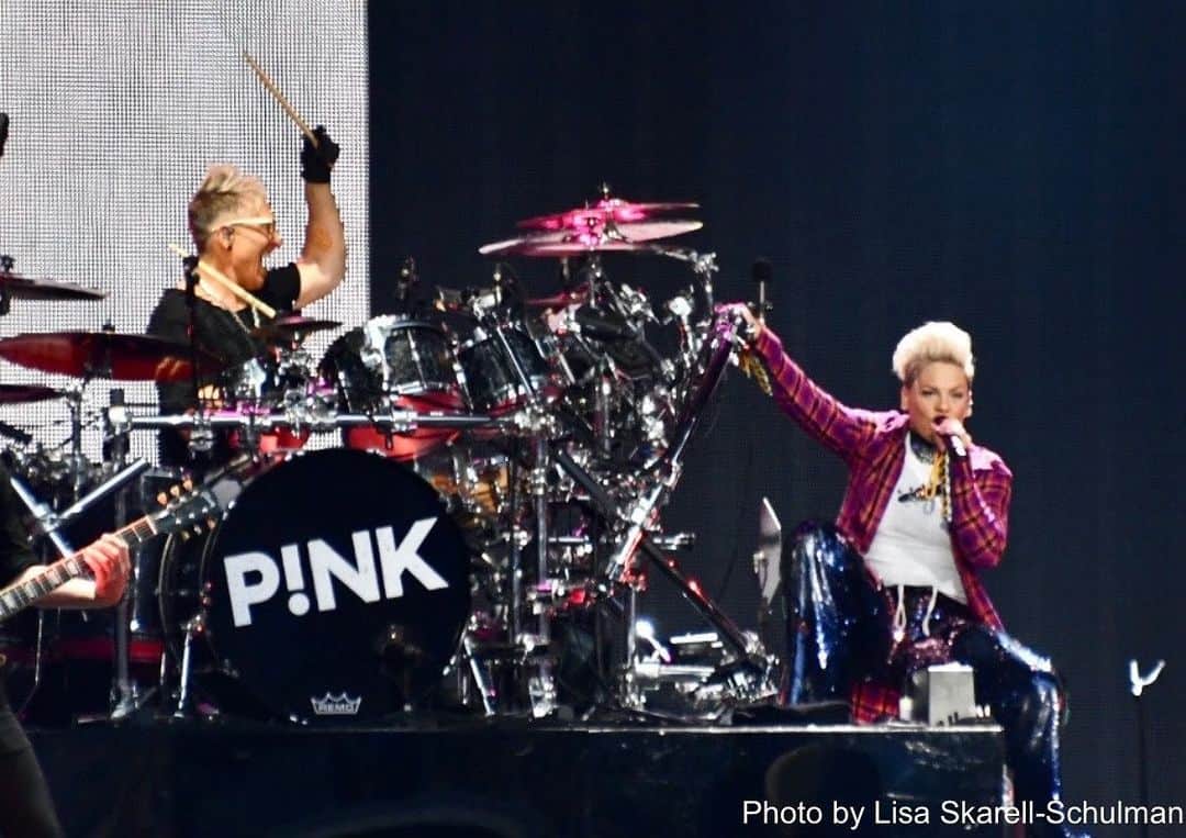 マーク・シュルマンさんのインスタグラム写真 - (マーク・シュルマンInstagram)「Then there were two!! Toronto let’s rock! @pink #beautifultraumatour 📸 by @lisaskarellschulman @markyplanet @pinkiesfamily #gratefulheart」8月19日 2時19分 - markyplanet