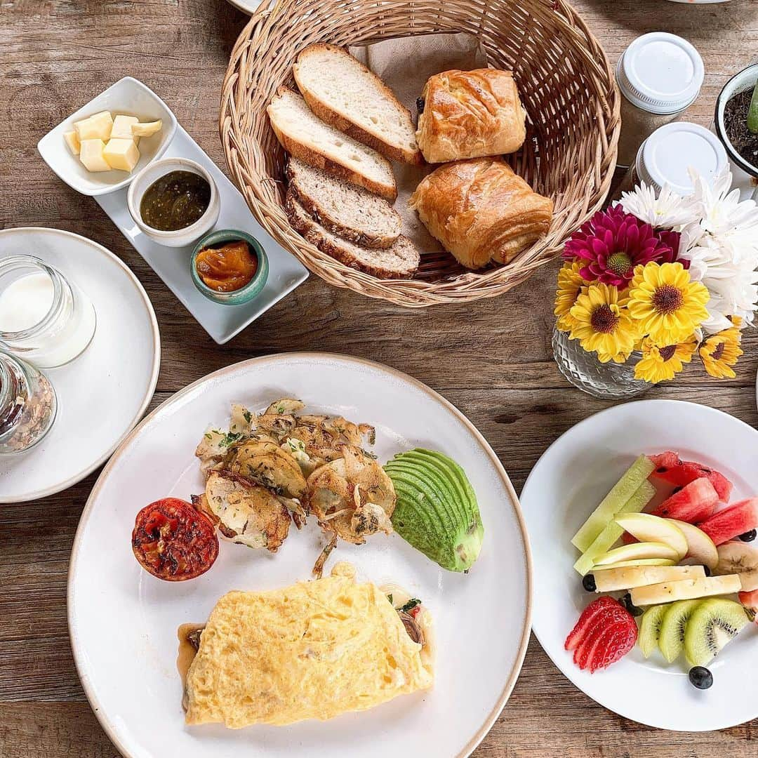 川島幸美さんのインスタグラム写真 - (川島幸美Instagram)「Breakfast with sound of waves & sea breeze & latin music.🐚🎶 波の音とラテンサウンドが居心地良すぎて毎朝幸せ💙」8月19日 2時27分 - yukimikawashima