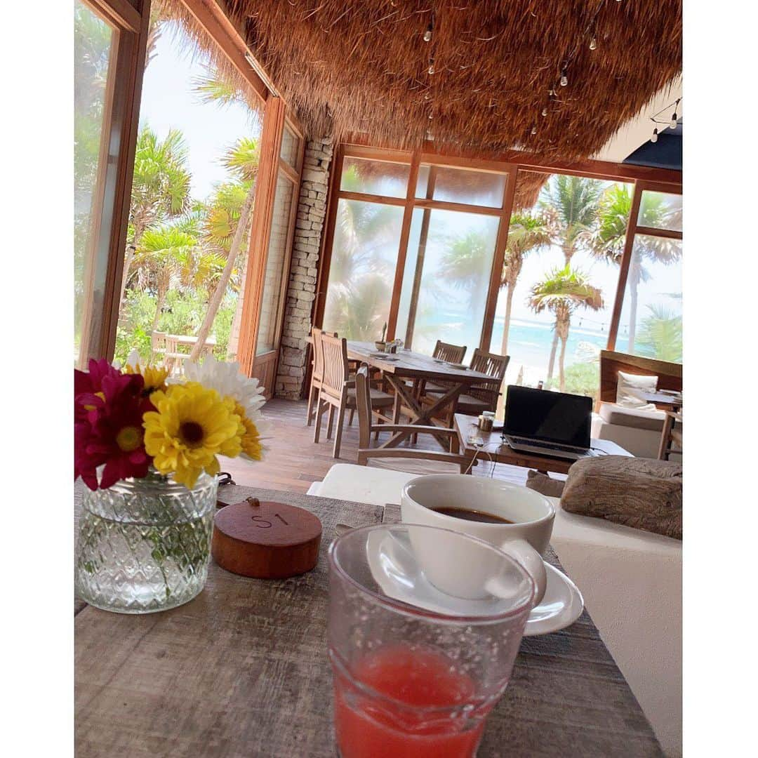 川島幸美さんのインスタグラム写真 - (川島幸美Instagram)「Breakfast with sound of waves & sea breeze & latin music.🐚🎶 波の音とラテンサウンドが居心地良すぎて毎朝幸せ💙」8月19日 2時27分 - yukimikawashima