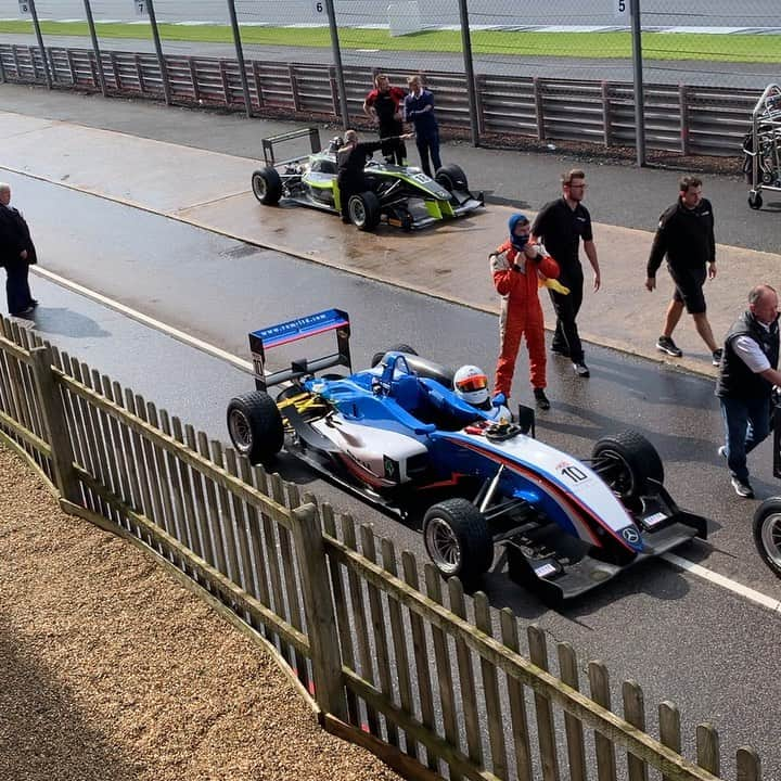 ジェイク・フラニガンのインスタグラム：「Quality day with the old man at Silverstone watching the F3 Thanks again @sk_racing . Always a pleasure watching you tear it up! Class driver 🏎🏁」