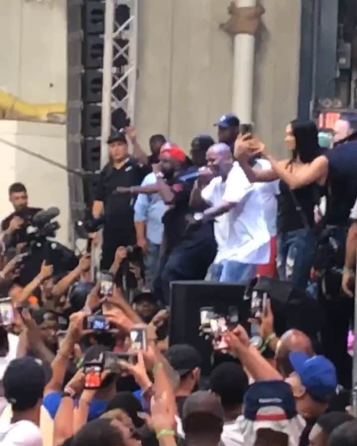 ファンクマスター・フレックスのインスタグラム：「#AD @flexfestofficial !!!! @frenchmontana brought out @dmx !!!! @djhrnyc on the set !!!! 15,000 Indoor/Outdoor!!!! Bronx!!!!!!! Vid via: @lmarbz / @litdigitaldjs @ciroc」